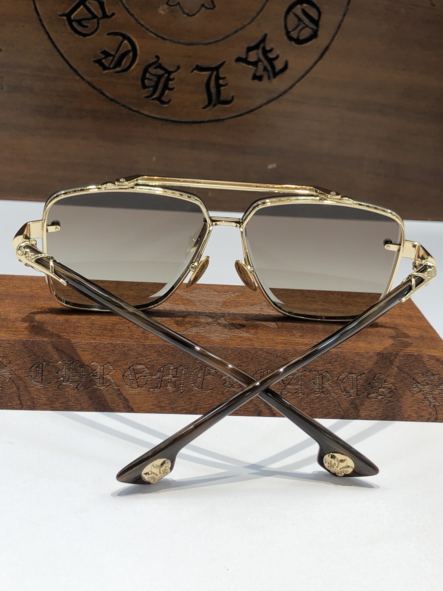  NEW 轻奢款 重量级新品墨镜🕶️
硬汉方型设计 CHROME HEART CH8239
SIZE：6