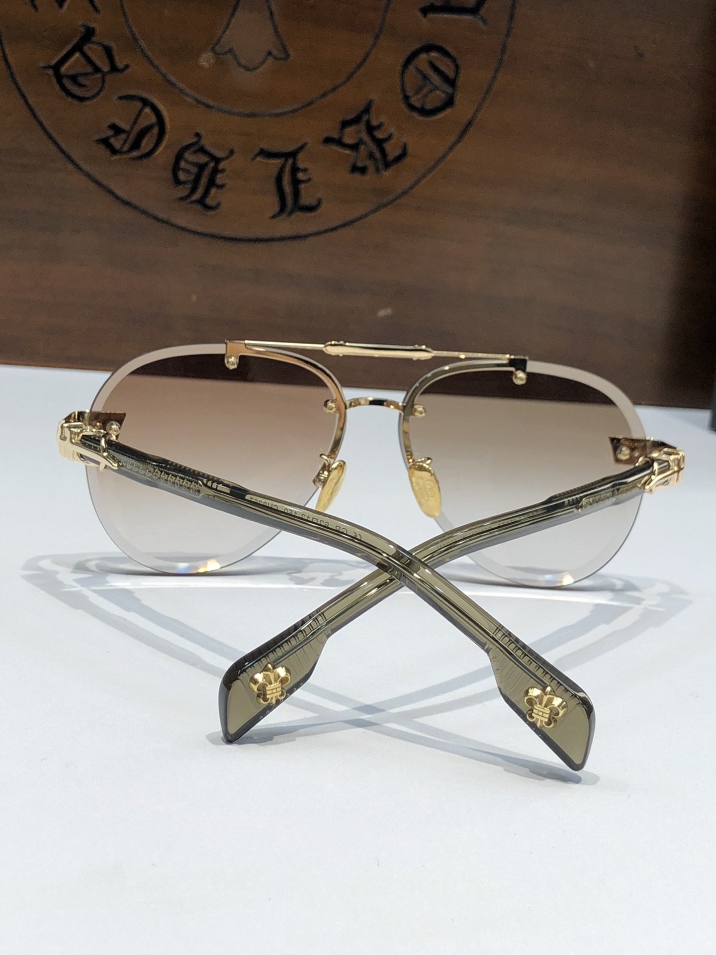  CHROME HEART🆕新款 
精品墨镜 工艺细节完美 加厚镜片质感无敌
CH8267 SIZE62