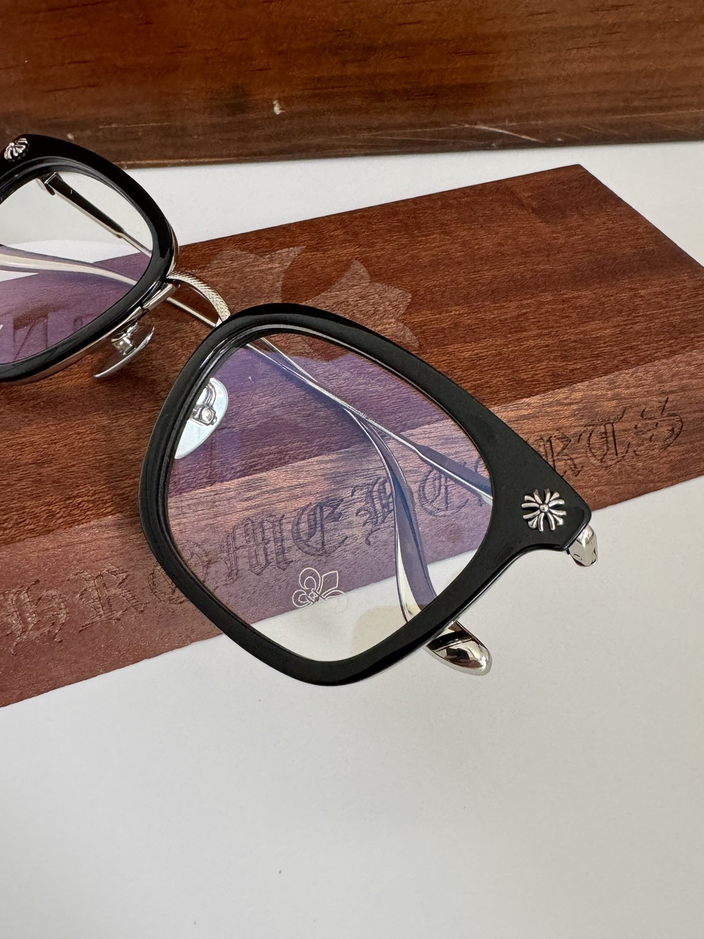 CHROMEHEART纯钛金属框架简约的十字花及宝剑装饰整个眼镜非常有立体感GIZZNMESIZE:52