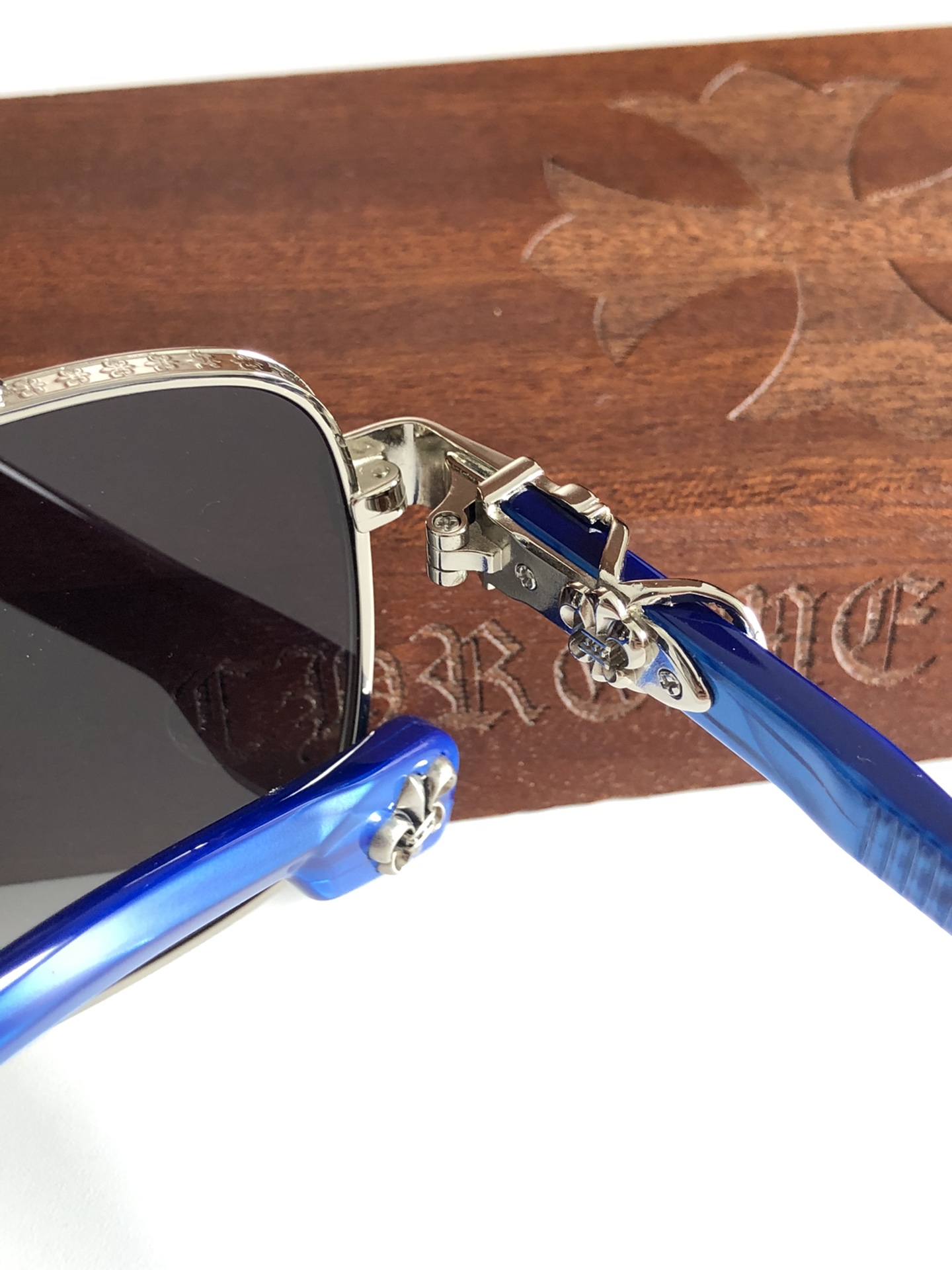 银色
重量级款 奢华系列！
CHROME HEART  CH8282
SIZE：60-16-154
