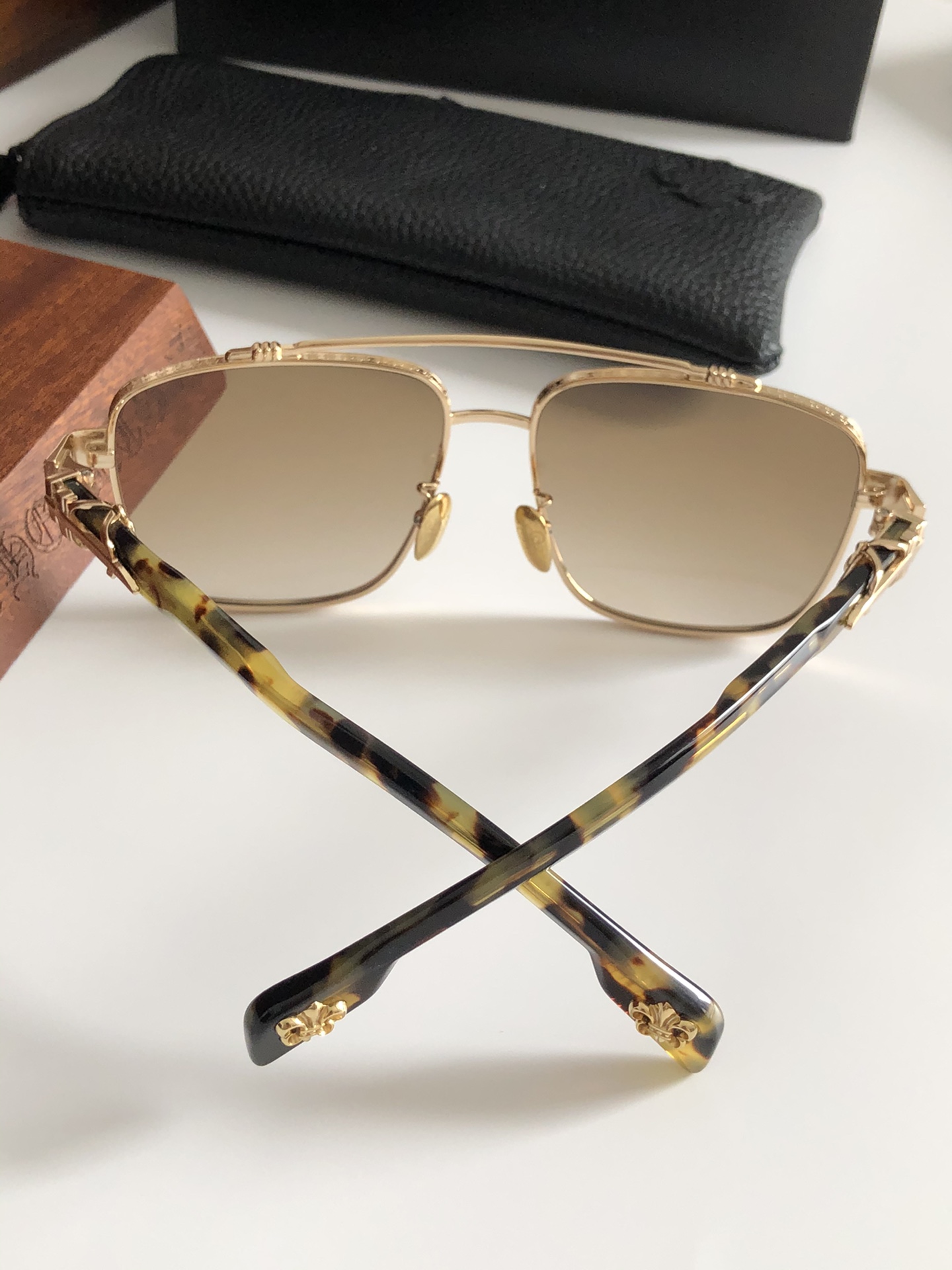  金色
重量级款 奢华系列！
CHROME HEART  CH8282
SIZE：60-16-154
