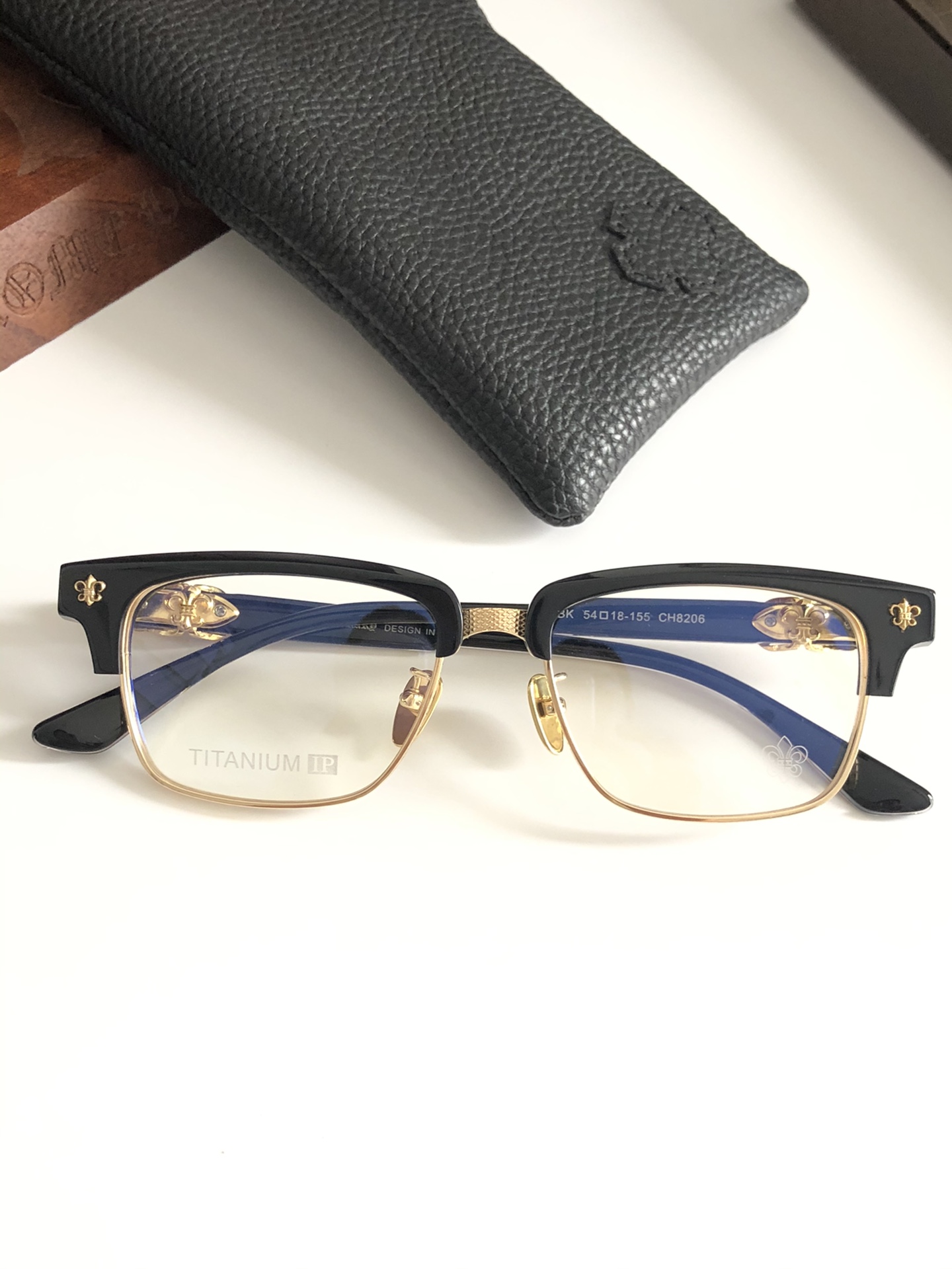  钛 重工新品眉架〰️CHROME HEART
立体切割工艺制作 质感满分
CH8206 SIZE54-