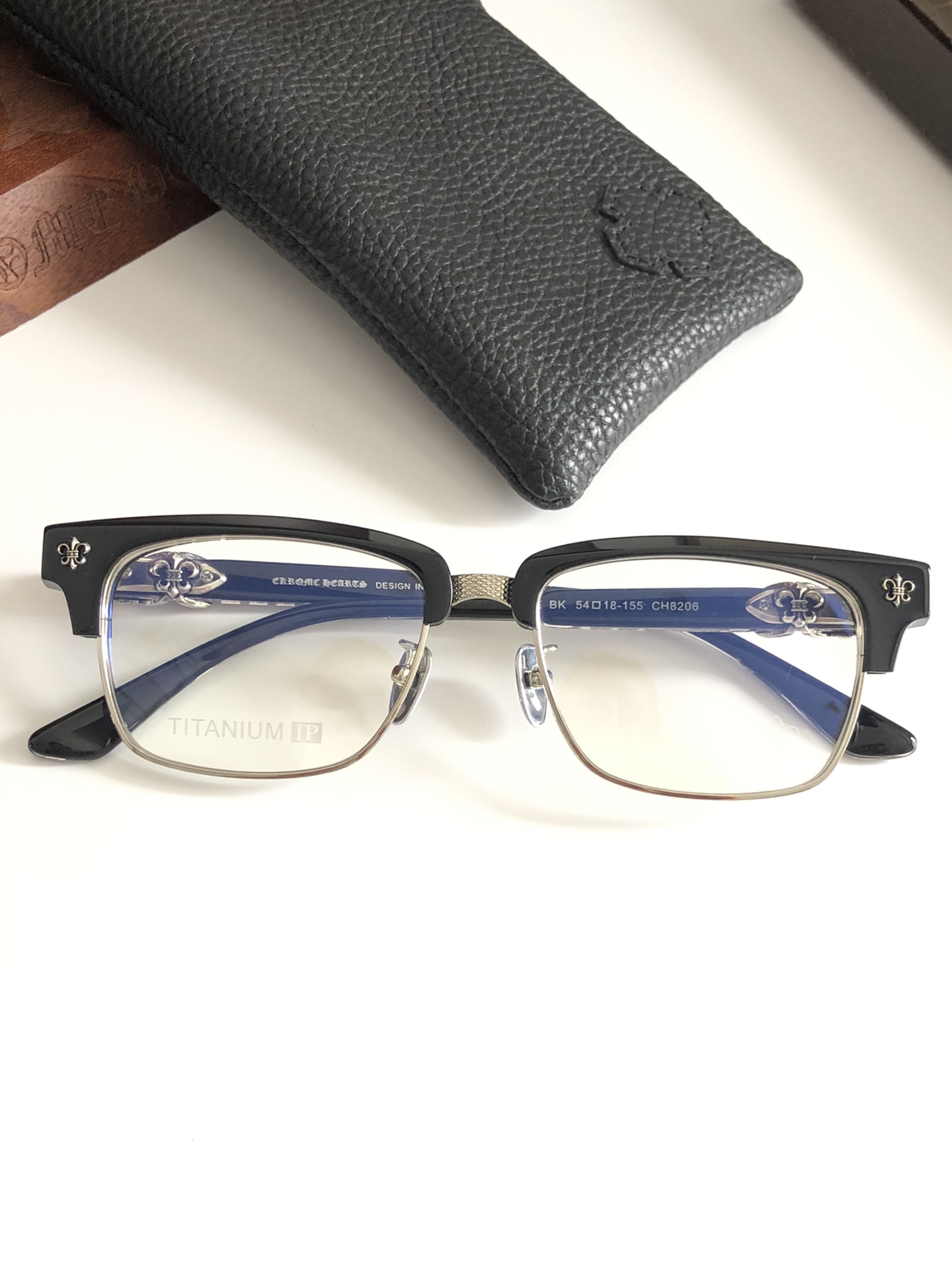  钛 重工新品眉架〰️CHROME HEART
立体切割工艺制作 质感满分
CH8206 SIZE54-