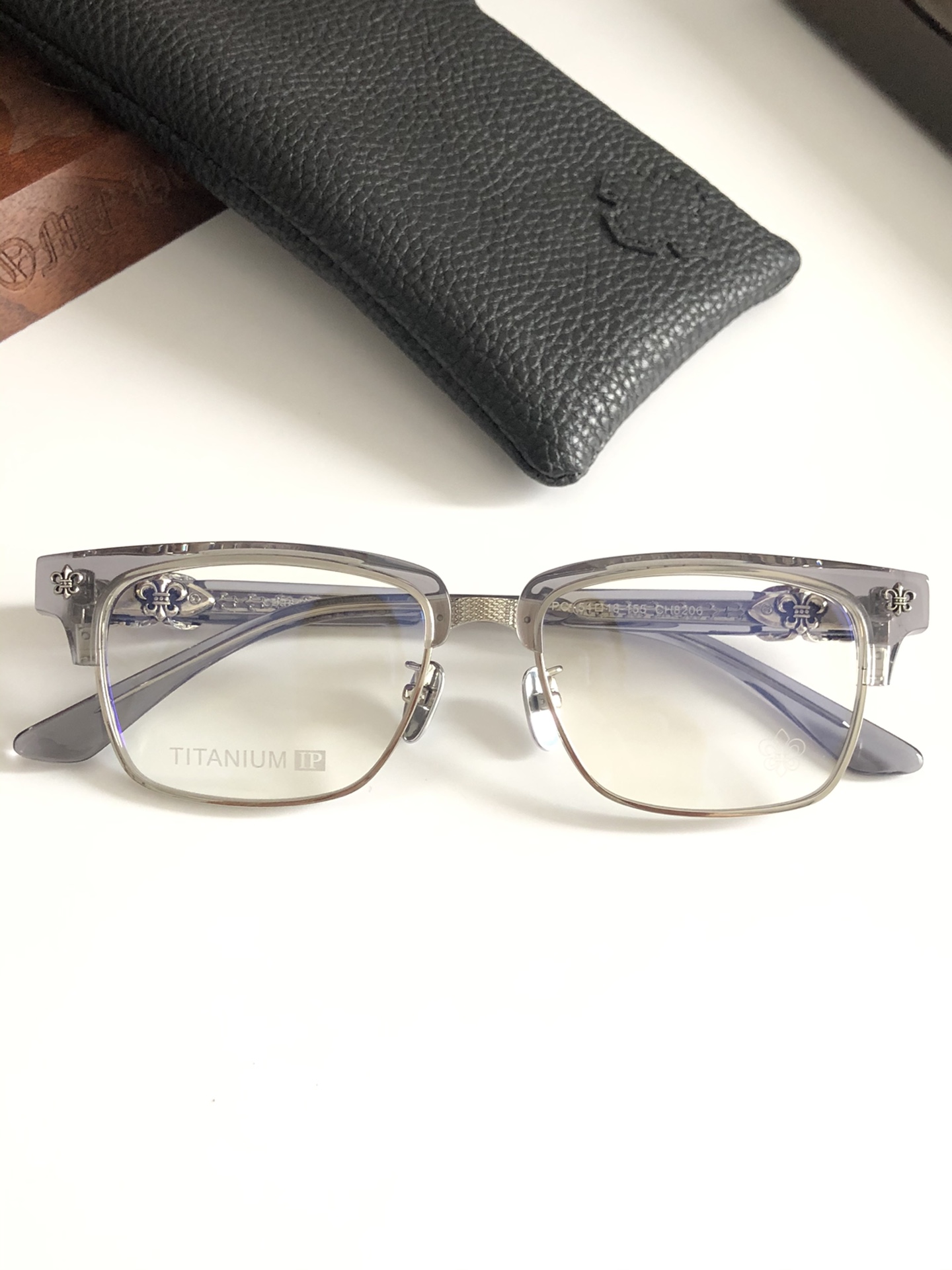  钛 重工新品眉架〰️CHROME HEART
立体切割工艺制作 质感满分
CH8206 SIZE54-