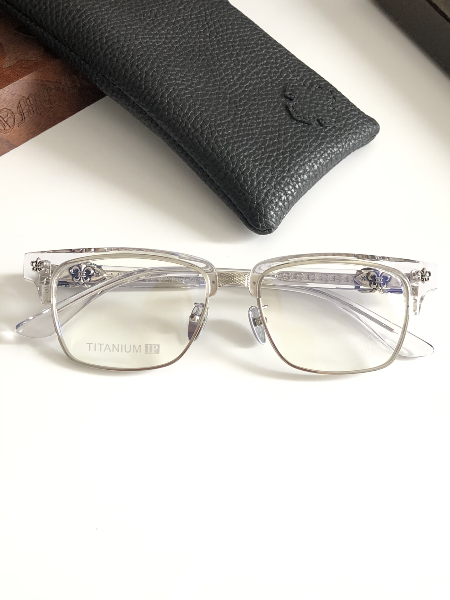 钛 重工新品眉架〰️CHROME HEART
立体切割工艺制作 质感满分
CH8206 SIZE54-