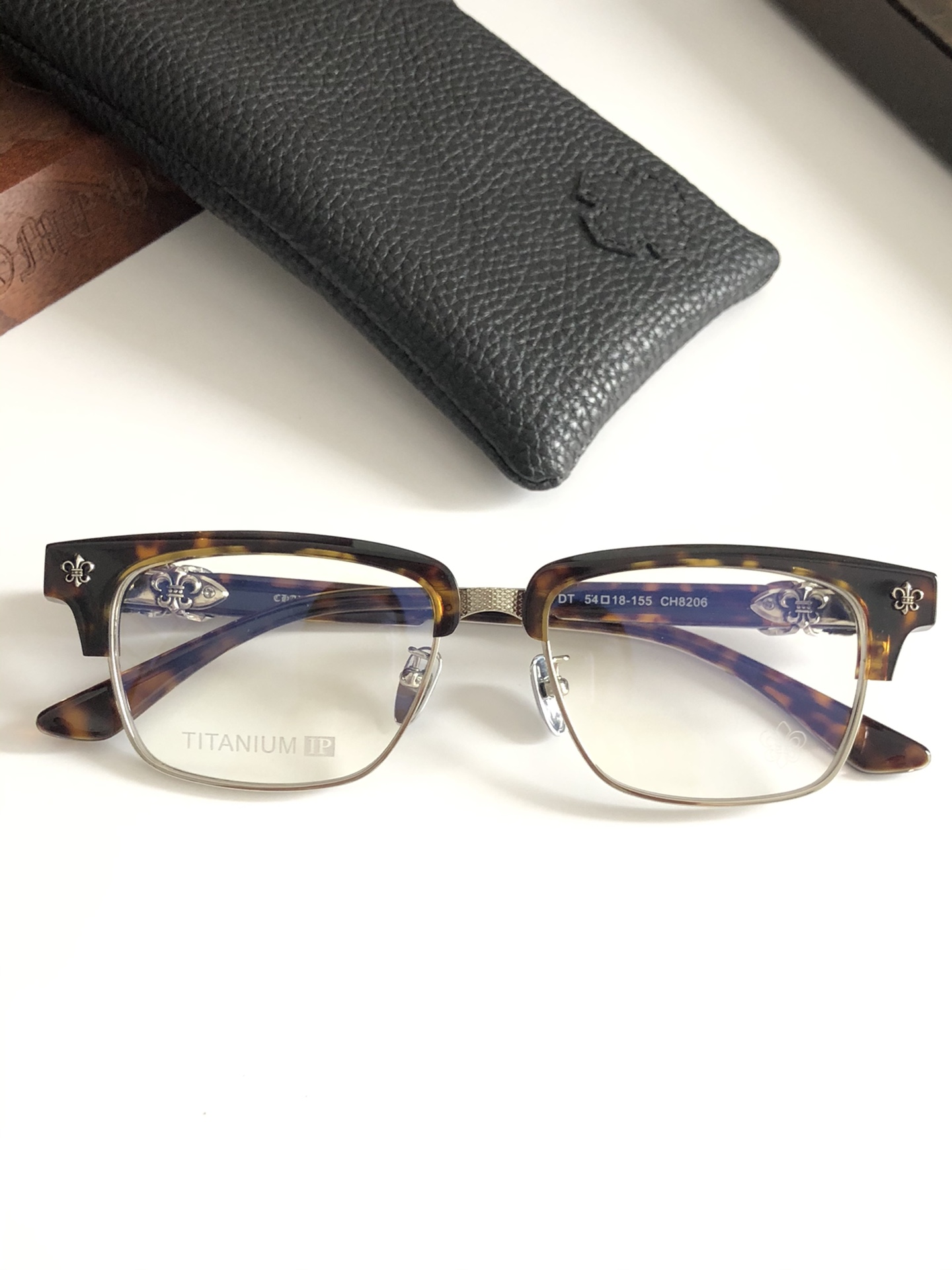 钛 重工新品眉架〰️CHROME HEART
立体切割工艺制作 质感满分
CH8206 SIZE54-
