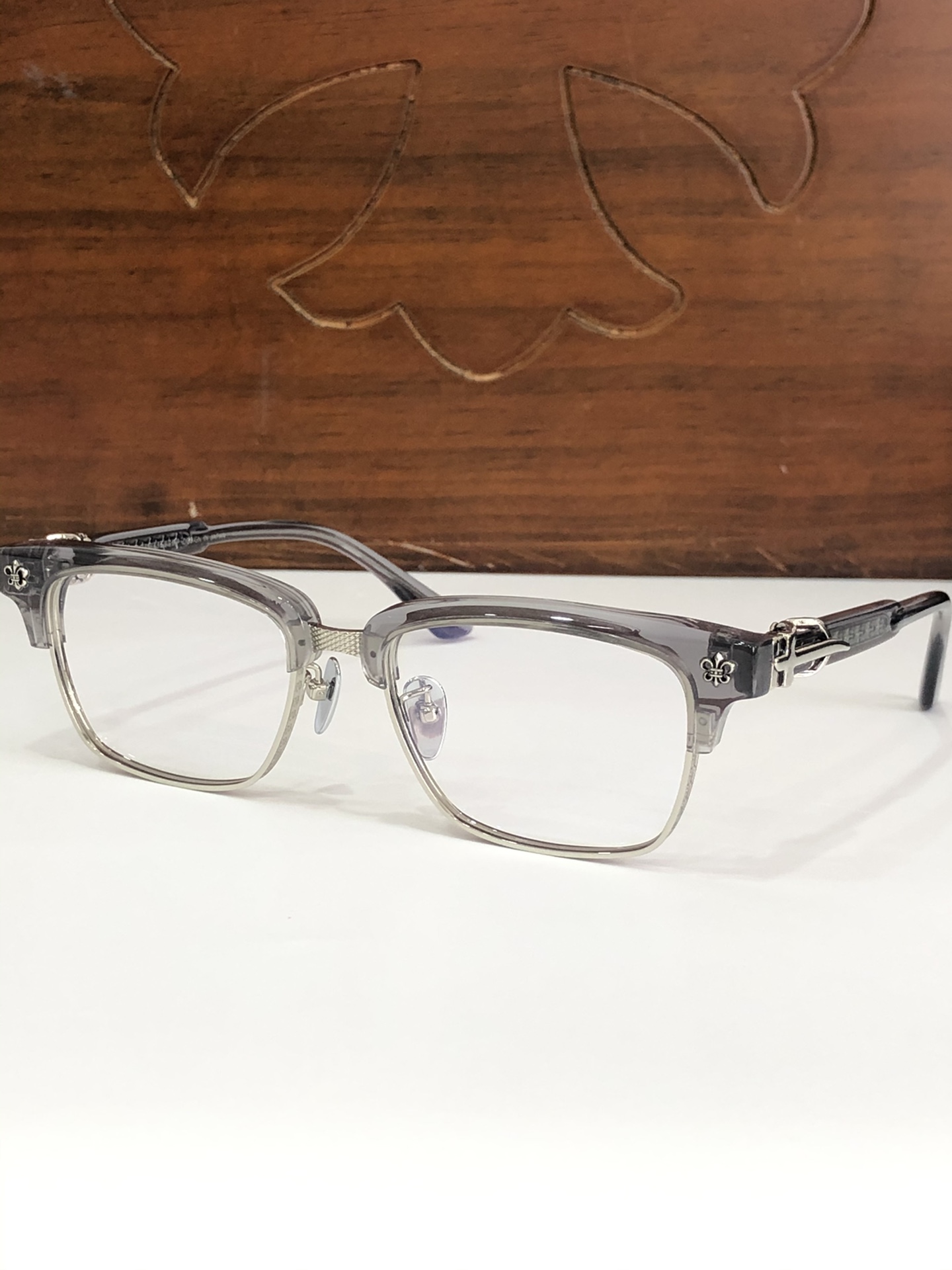  钛 重工新品眉架〰️CHROME HEART
立体切割工艺制作 质感满分
CH8206 SIZE54-