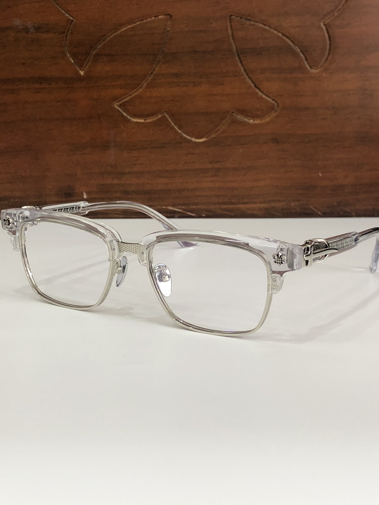  钛 重工新品眉架〰️CHROME HEART
立体切割工艺制作 质感满分
CH8206 SIZE54-