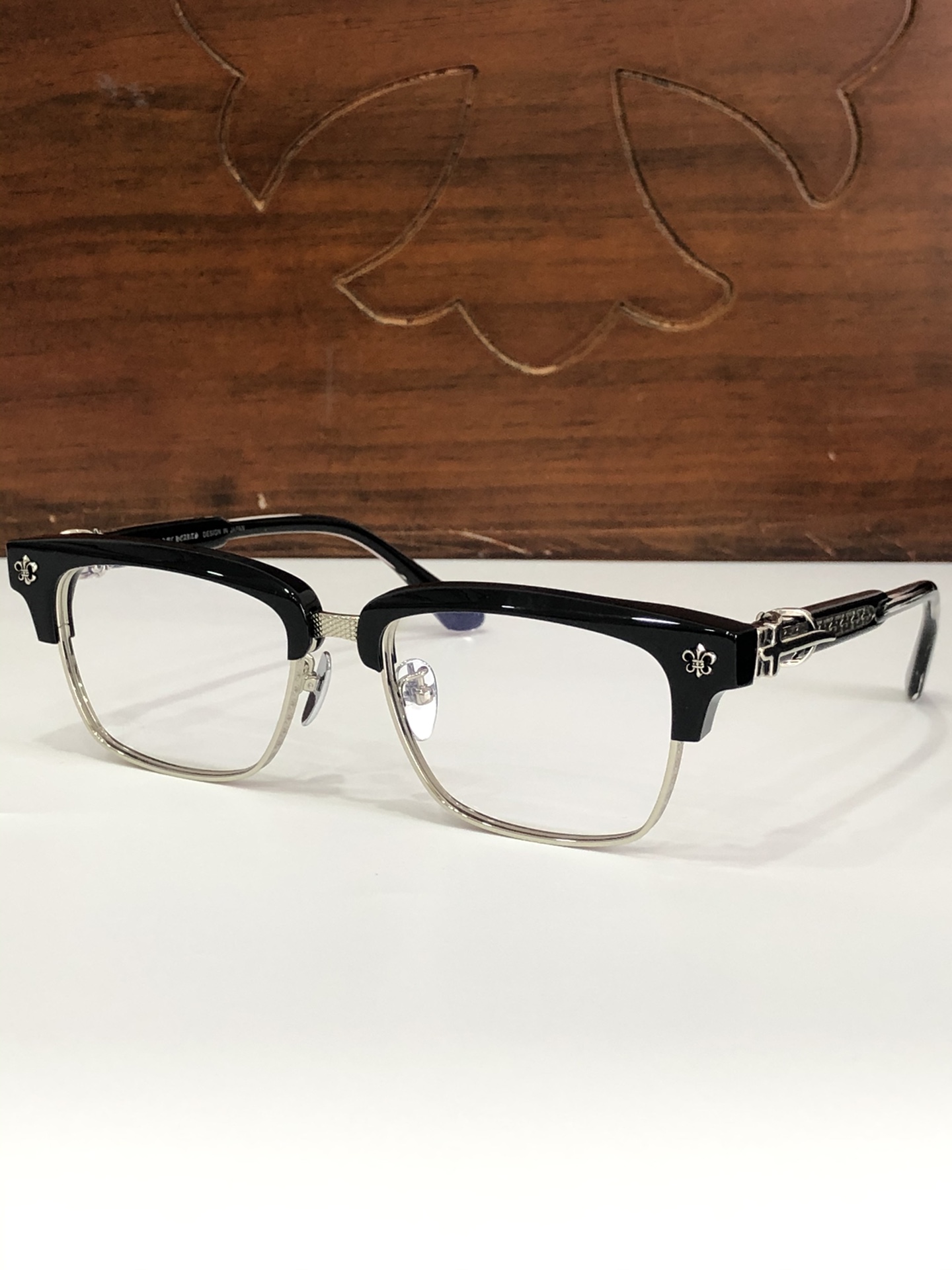  钛 重工新品眉架〰️CHROME HEART
立体切割工艺制作 质感满分
CH8206 SIZE54-