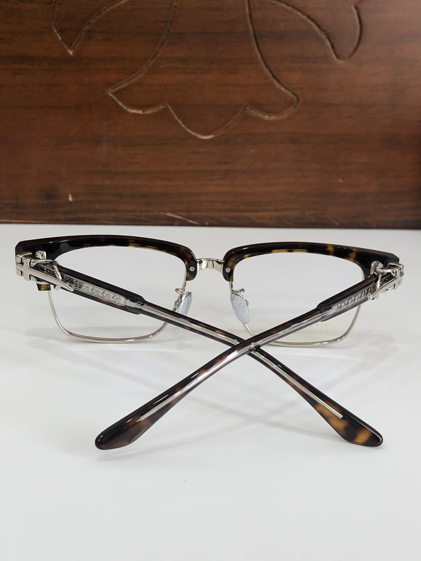 钛 重工新品眉架〰️CHROME HEART
立体切割工艺制作 质感满分
CH8206 SIZE54-