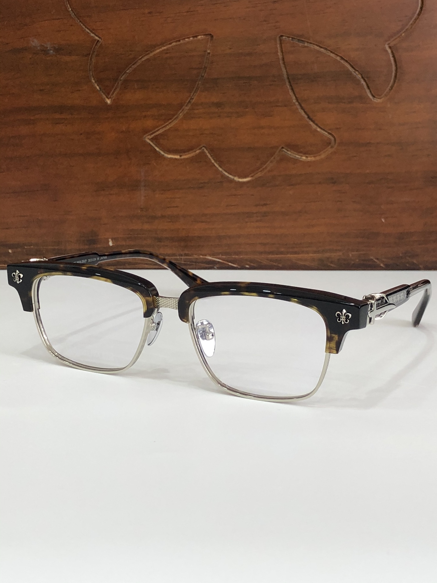  钛 重工新品眉架〰️CHROME HEART
立体切割工艺制作 质感满分
CH8206 SIZE54-