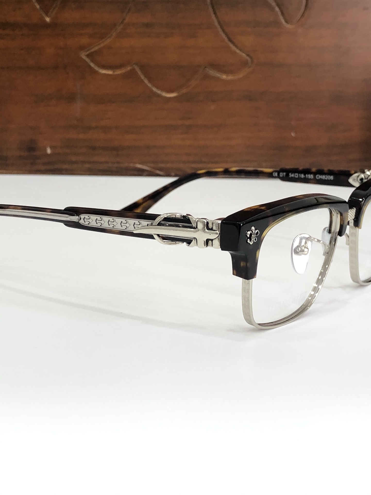  钛 重工新品眉架〰️CHROME HEART
立体切割工艺制作 质感满分
CH8206 SIZE54-