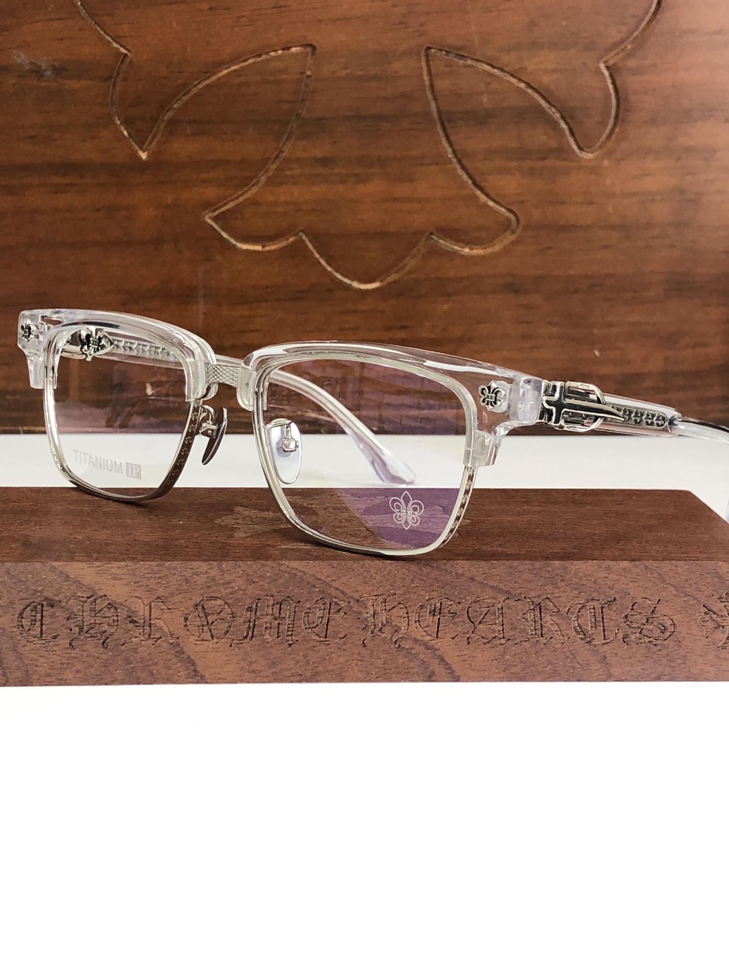  钛 重工新品眉架〰️CHROME HEART
立体切割工艺制作 质感满分
CH8206 SIZE54-