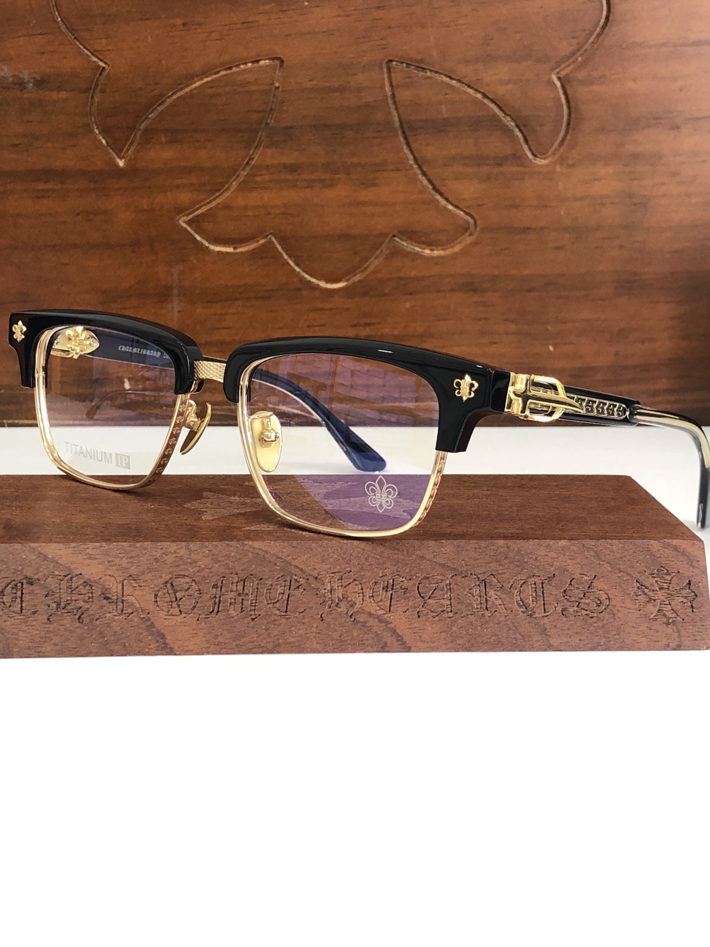  钛 重工新品眉架〰️CHROME HEART
立体切割工艺制作 质感满分
CH8206 SIZE54-
