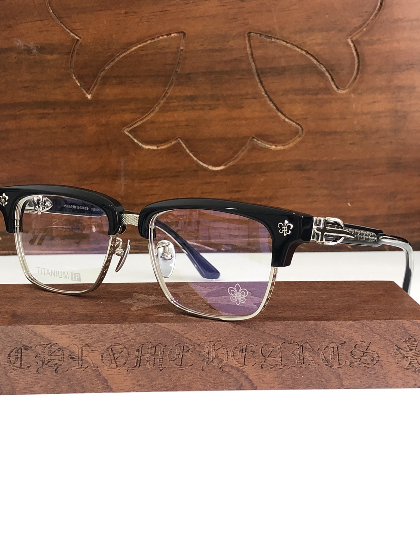  钛 重工新品眉架〰️CHROME HEART
立体切割工艺制作 质感满分
CH8206 SIZE54-