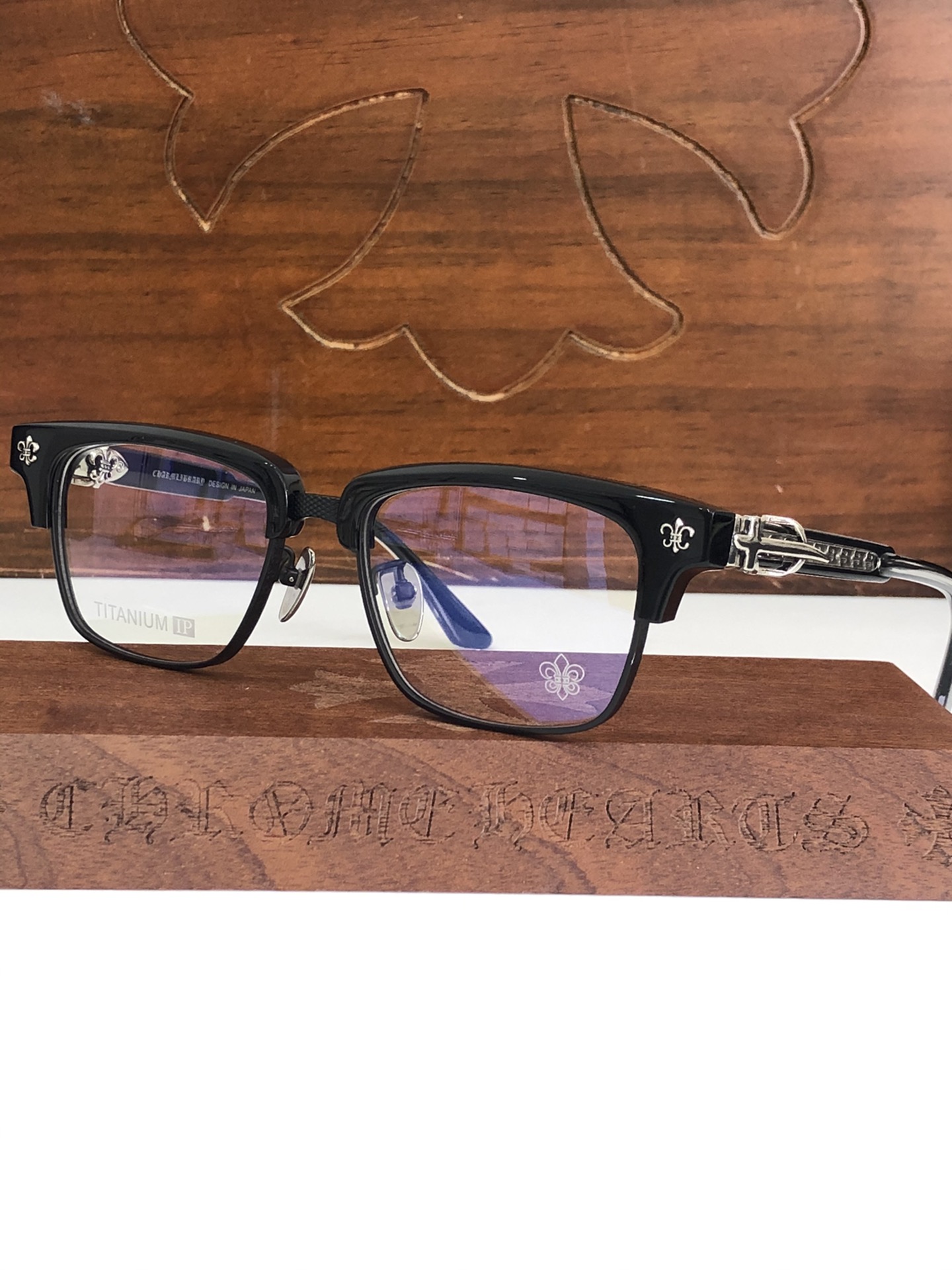 钛 重工新品眉架〰️CHROME HEART
立体切割工艺制作 质感满分
CH8206 SIZE54-