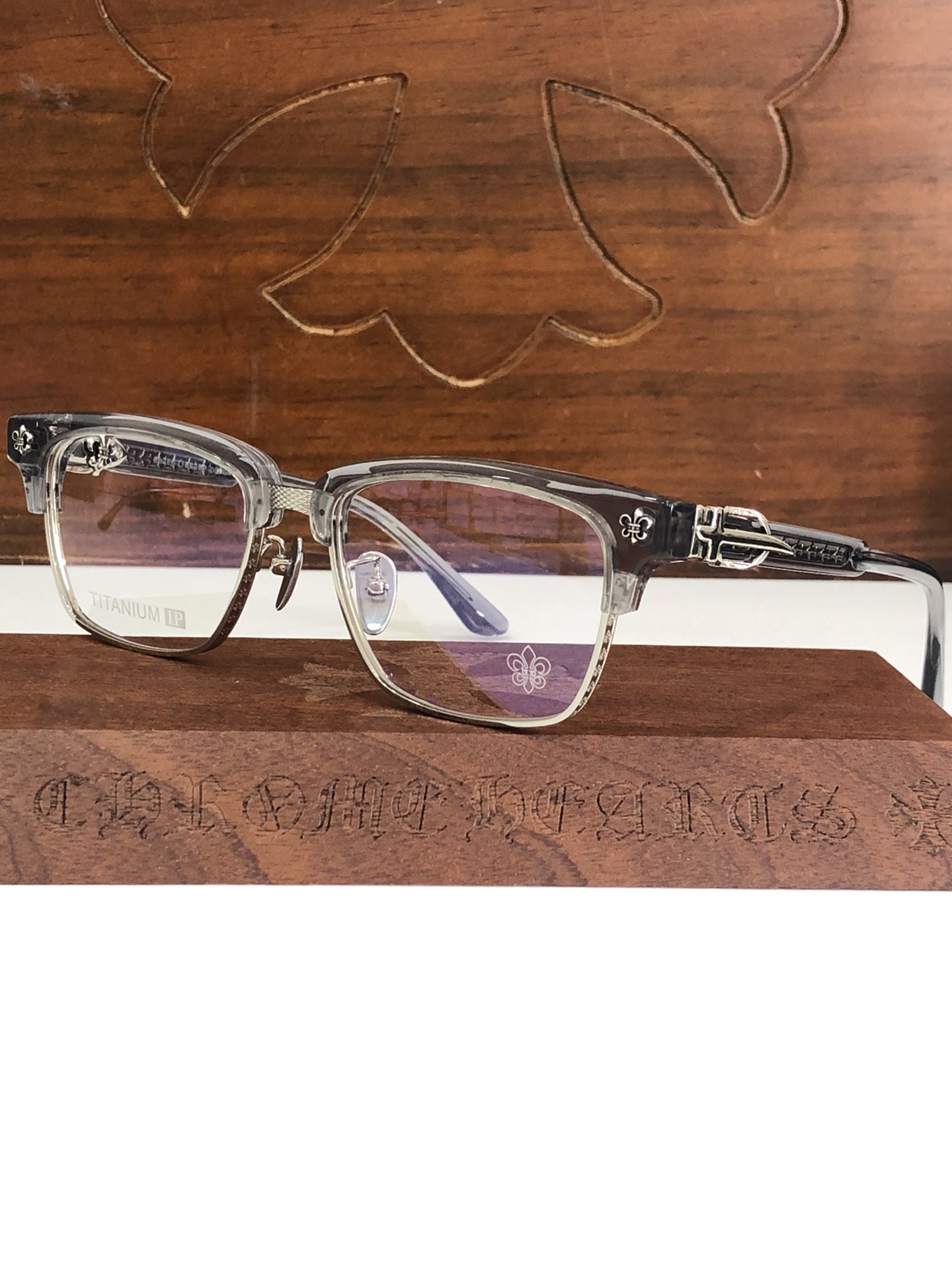  钛 重工新品眉架〰️CHROME HEART
立体切割工艺制作 质感满分
CH8206 SIZE54-