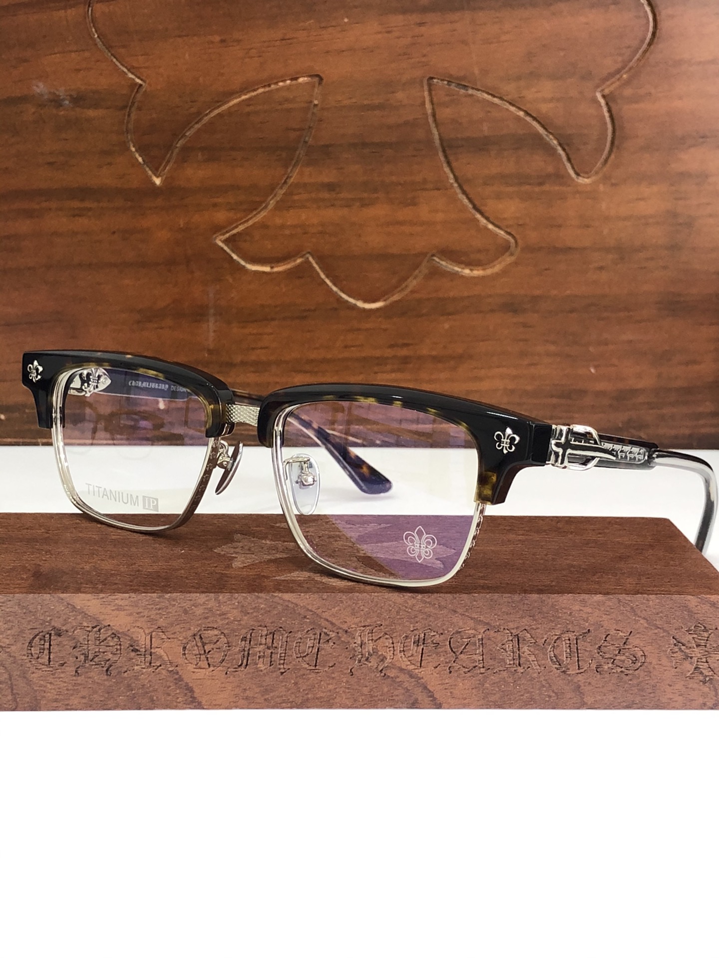  钛 重工新品眉架〰️CHROME HEART
立体切割工艺制作 质感满分
CH8206 SIZE54-