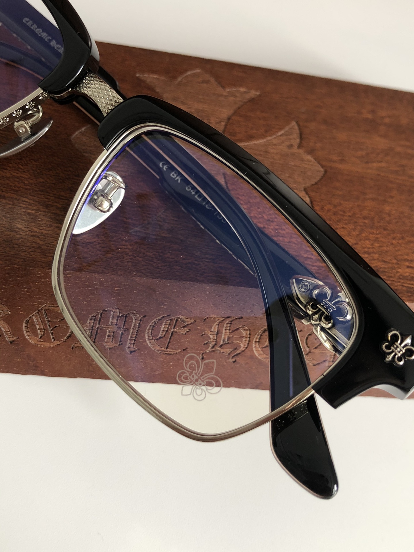 钛 重工新品眉架〰️CHROME HEART
立体切割工艺制作 质感满分
CH8206 SIZE54-