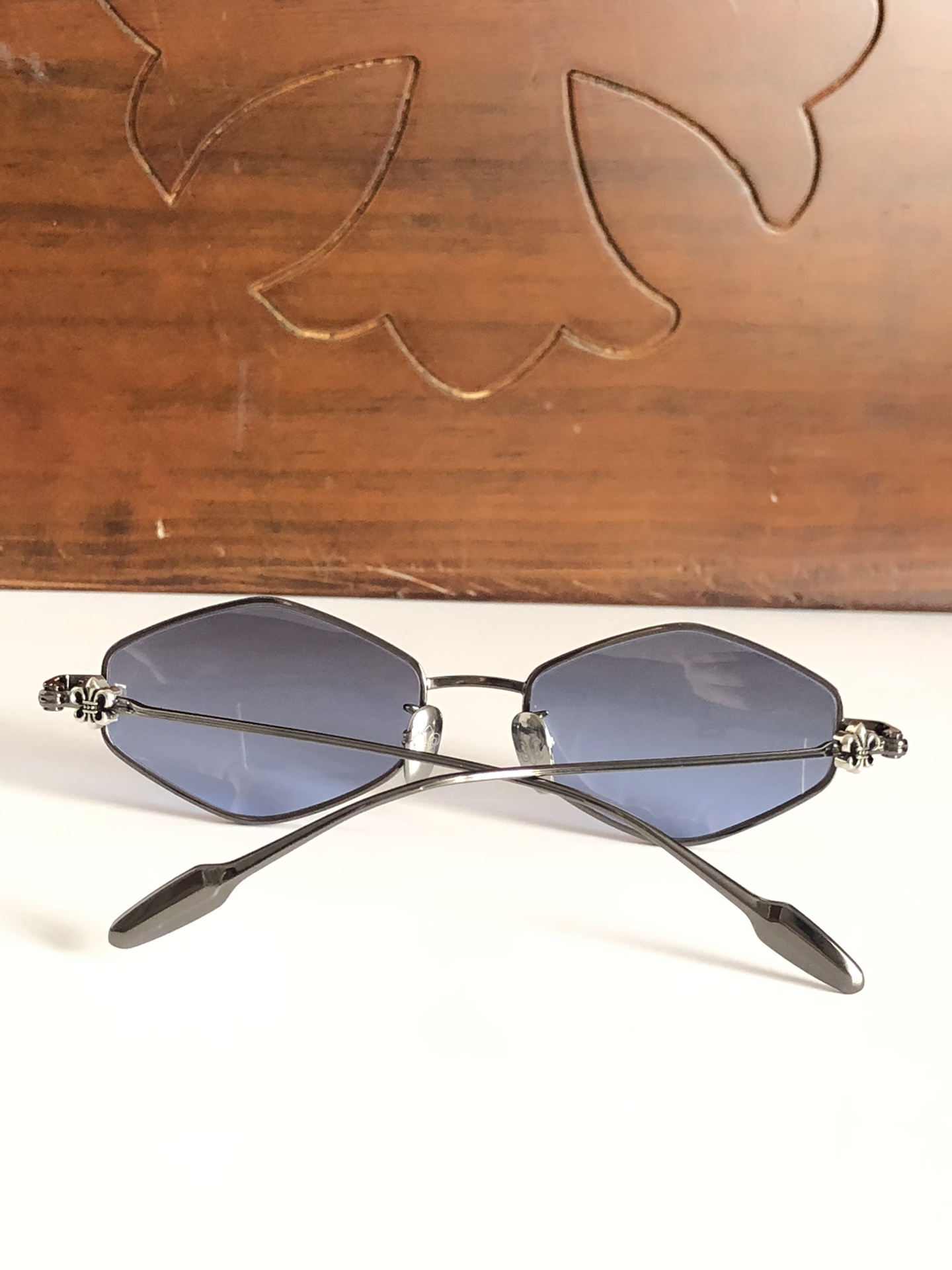  超赞👍🏿新款太阳镜🕶️ CHROME HEART
立体雕刻图案➕多边框设计
绝佳时尚单品推荐！CH82