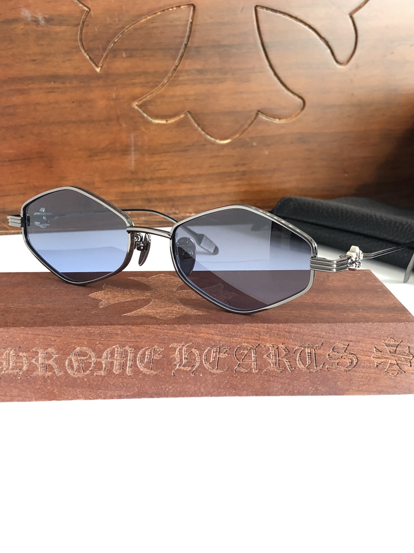  枪色
超赞👍🏿新款太阳镜🕶️ CHROME HEART
立体雕刻图案➕多边框设计
绝佳时尚单品推荐！C