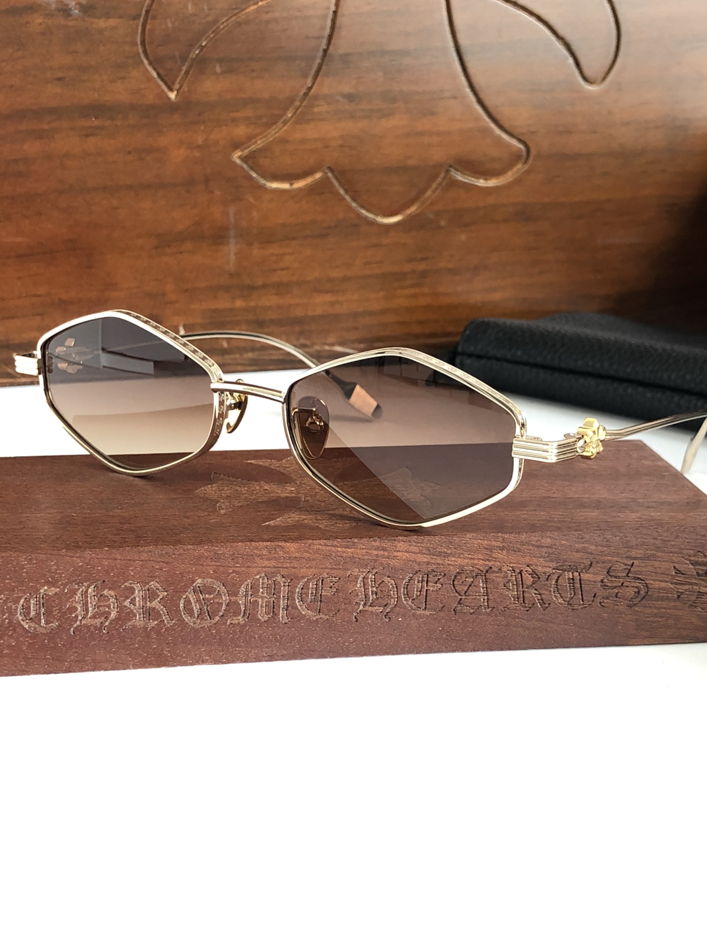  金色
超赞👍🏿新款太阳镜🕶️ CHROME HEART
立体雕刻图案➕多边框设计
绝佳时尚单品推荐！C