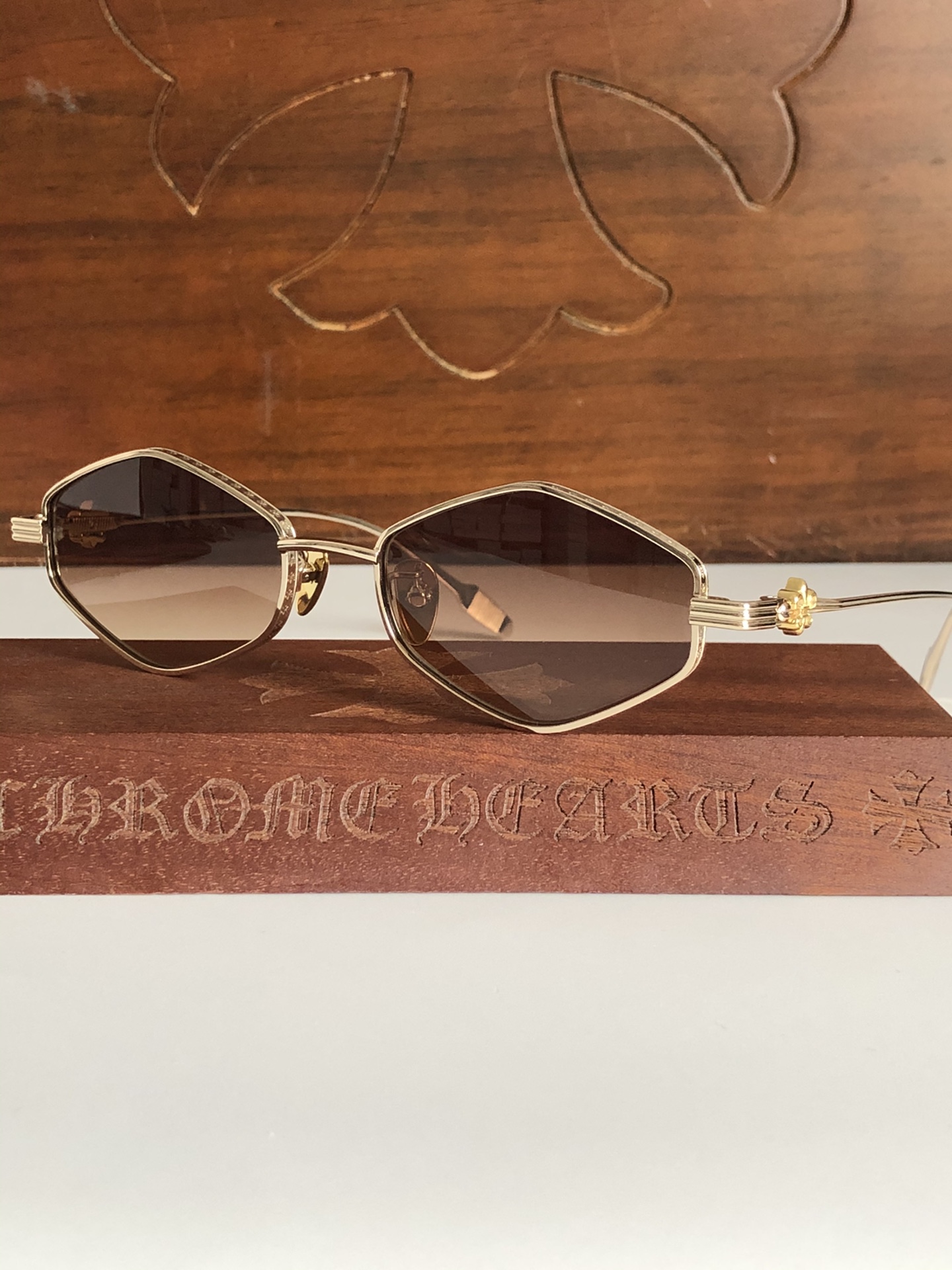  超赞👍🏿新款太阳镜🕶️ CHROME HEART
立体雕刻图案➕多边框设计
绝佳时尚单品推荐！CH82