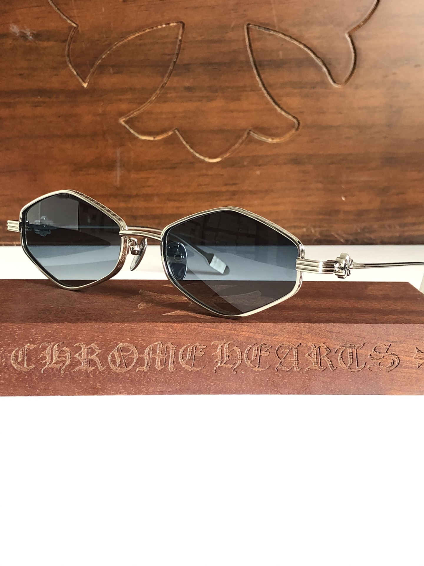 超赞👍🏿新款太阳镜🕶️ CHROME HEART
立体雕刻图案➕多边框设计
绝佳时尚单品推荐！CH82