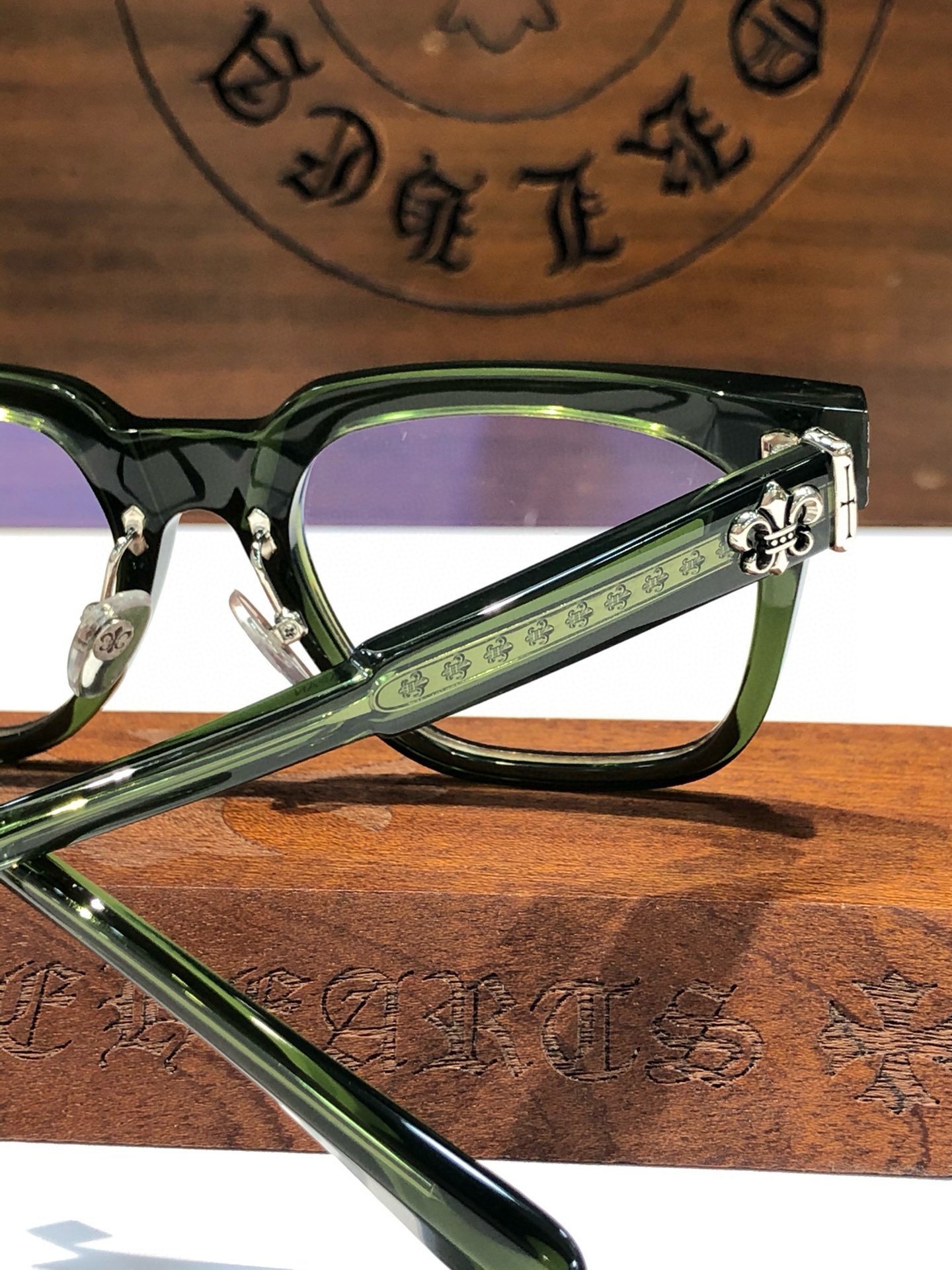  克罗心新款 日系风 
厚切板材镜框 线条圆润流畅
加厚设计让整个框架更加立体有质感
CH8200 SI