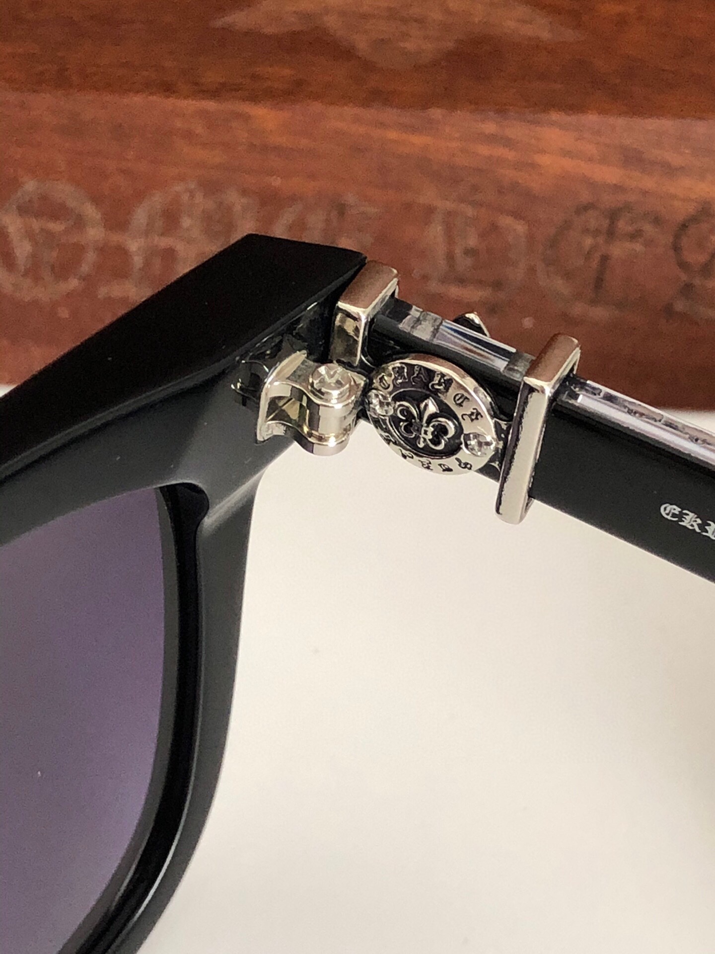  精致奢华 日式厚板料 CHROME HEART
手工打磨质感高级 镜臂与臂尾镶嵌经典马蹄logo 
完