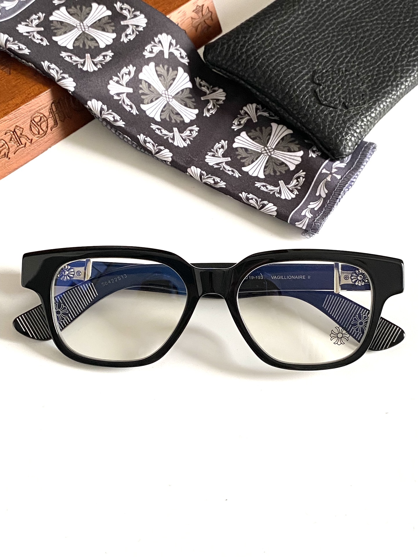 顶级原版定制款！每副都有独立编码 
CHROME HEART 高奢系列 眼镜界艺术精品 
意大利厚料精