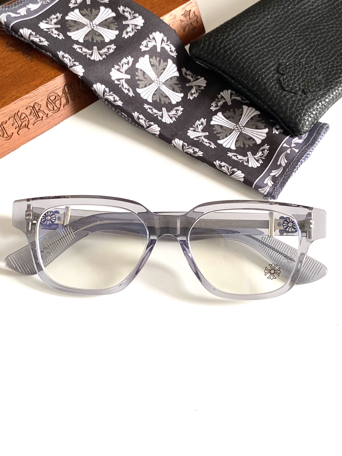  顶级原版定制款！每副都有独立编码 
CHROME HEART 高奢系列 眼镜界艺术精品 
意大利厚料精