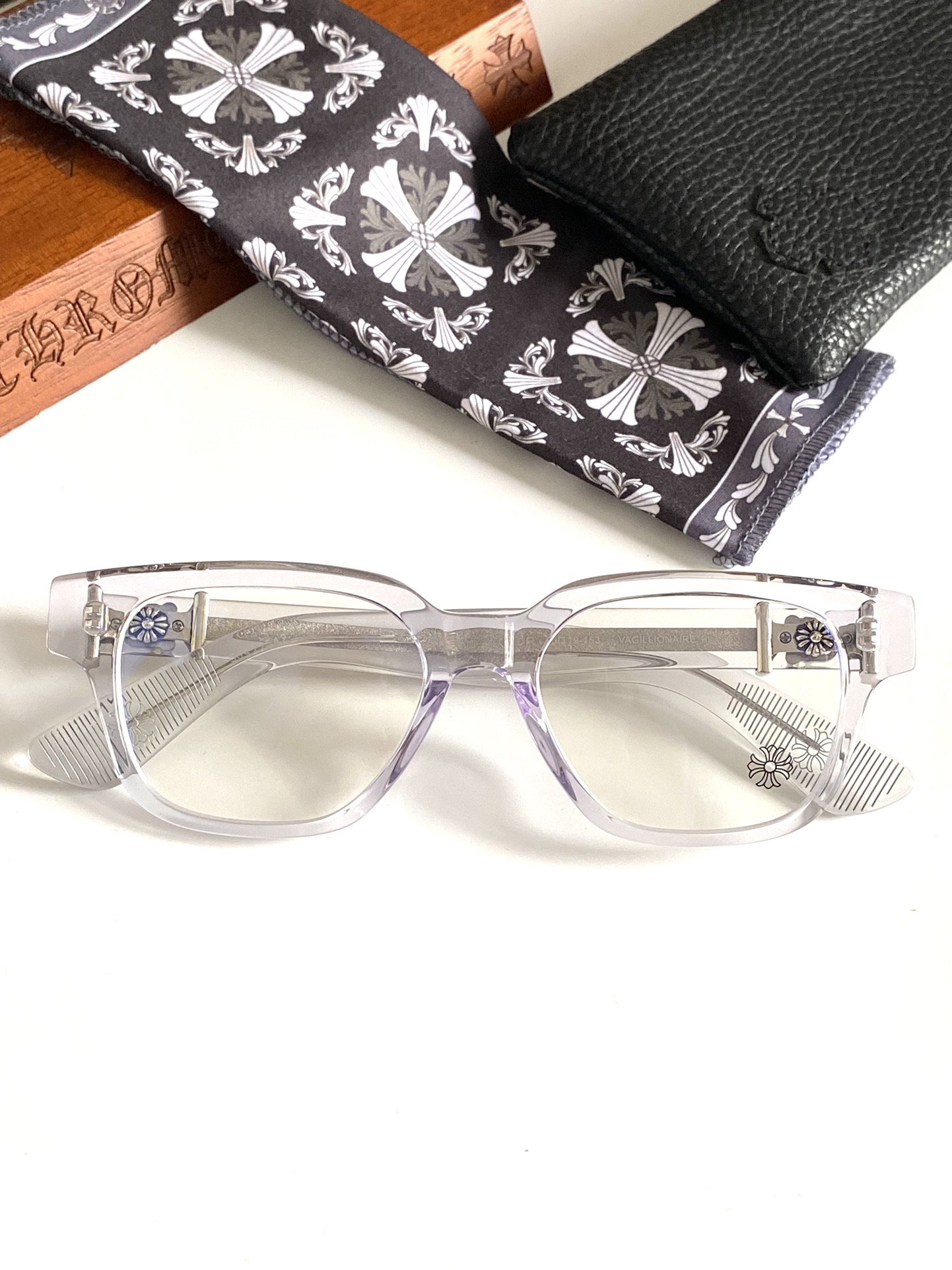  顶级原版定制款！每副都有独立编码 
CHROME HEART 高奢系列 眼镜界艺术精品 
意大利厚料精