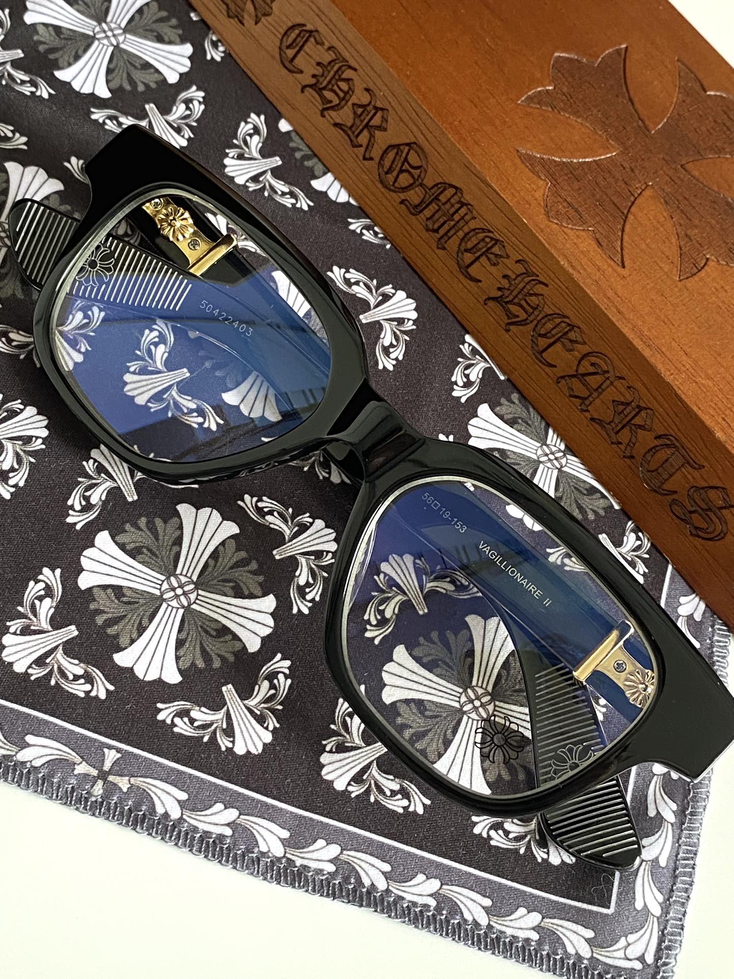  黑金色
顶级原版定制款！每副都有独立编码 
CHROME HEART 高奢系列 眼镜界艺术精品 
意大