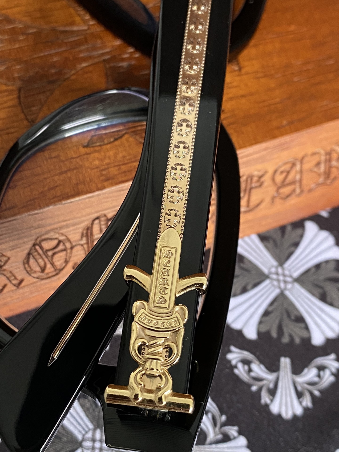  黑金色
顶级原版定制款！每副都有独立编码 
CHROME HEART 高奢系列 眼镜界艺术精品 
意大