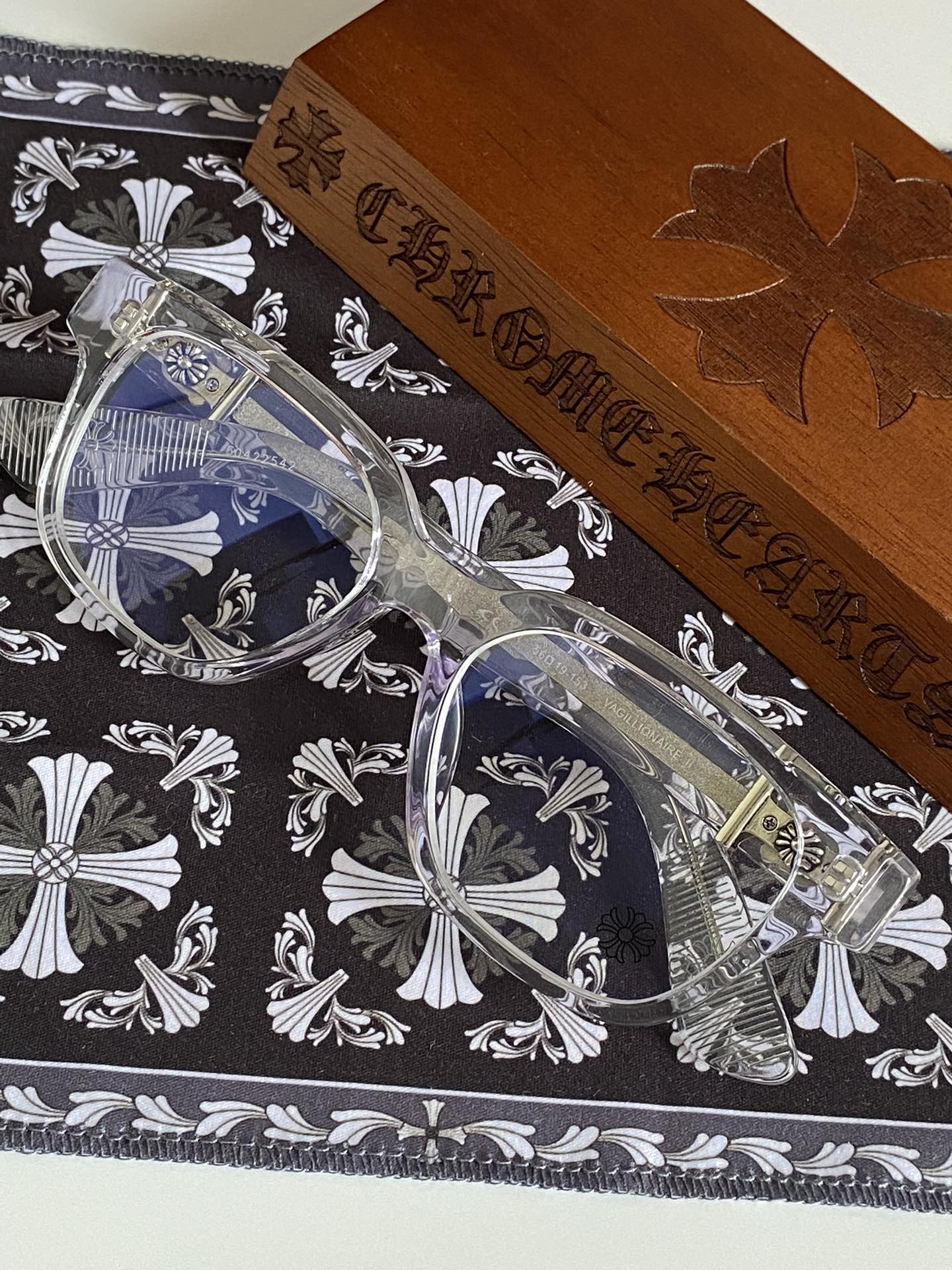  透明色
顶级原版定制款！每副都有独立编码 
CHROME HEART 高奢系列 眼镜界艺术精品 
意大