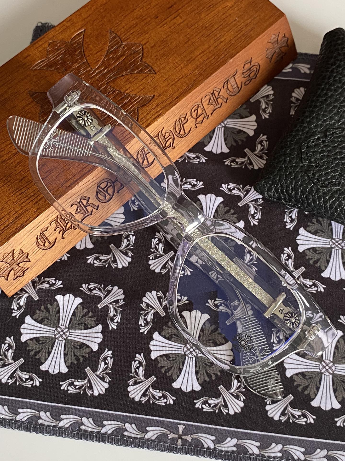  透明色
顶级原版定制款！每副都有独立编码 
CHROME HEART 高奢系列 眼镜界艺术精品 
意大