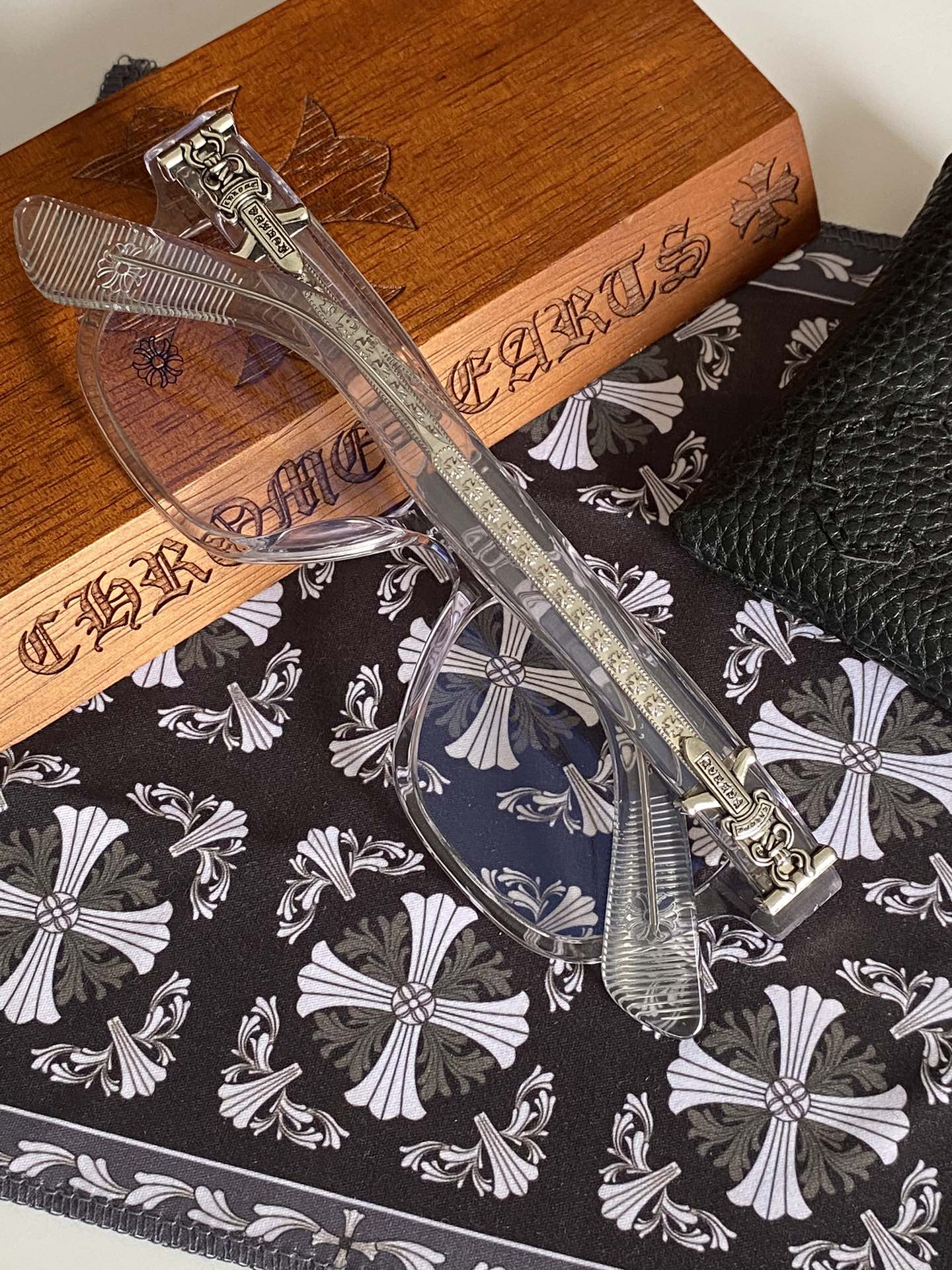  透明色
顶级原版定制款！每副都有独立编码 
CHROME HEART 高奢系列 眼镜界艺术精品 
意大