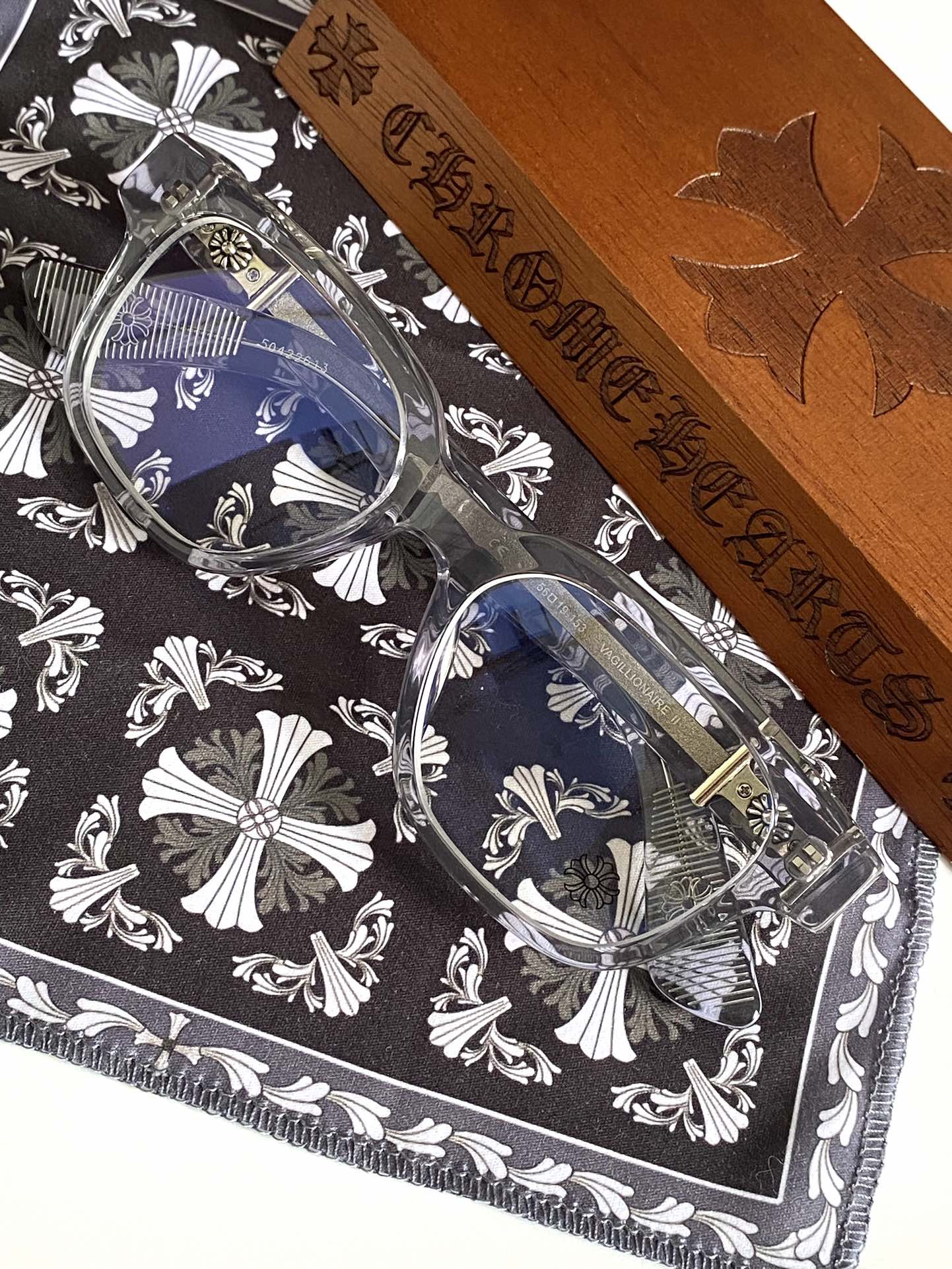  灰色
顶级原版定制款！每副都有独立编码 
CHROME HEART 高奢系列 眼镜界艺术精品 
意大利