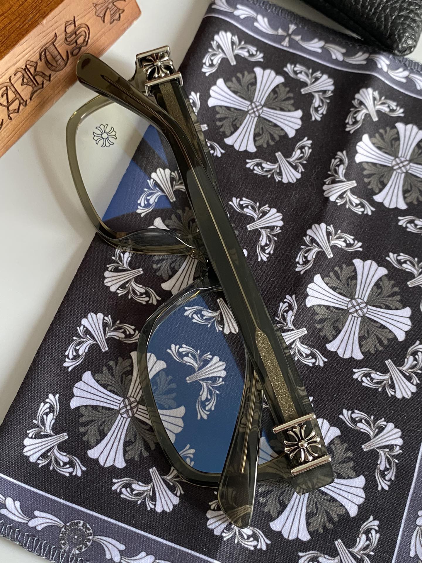 
 茶透色
专柜同步！原版复刻精品
VAGILANTE 
SIZE：55-20-150

