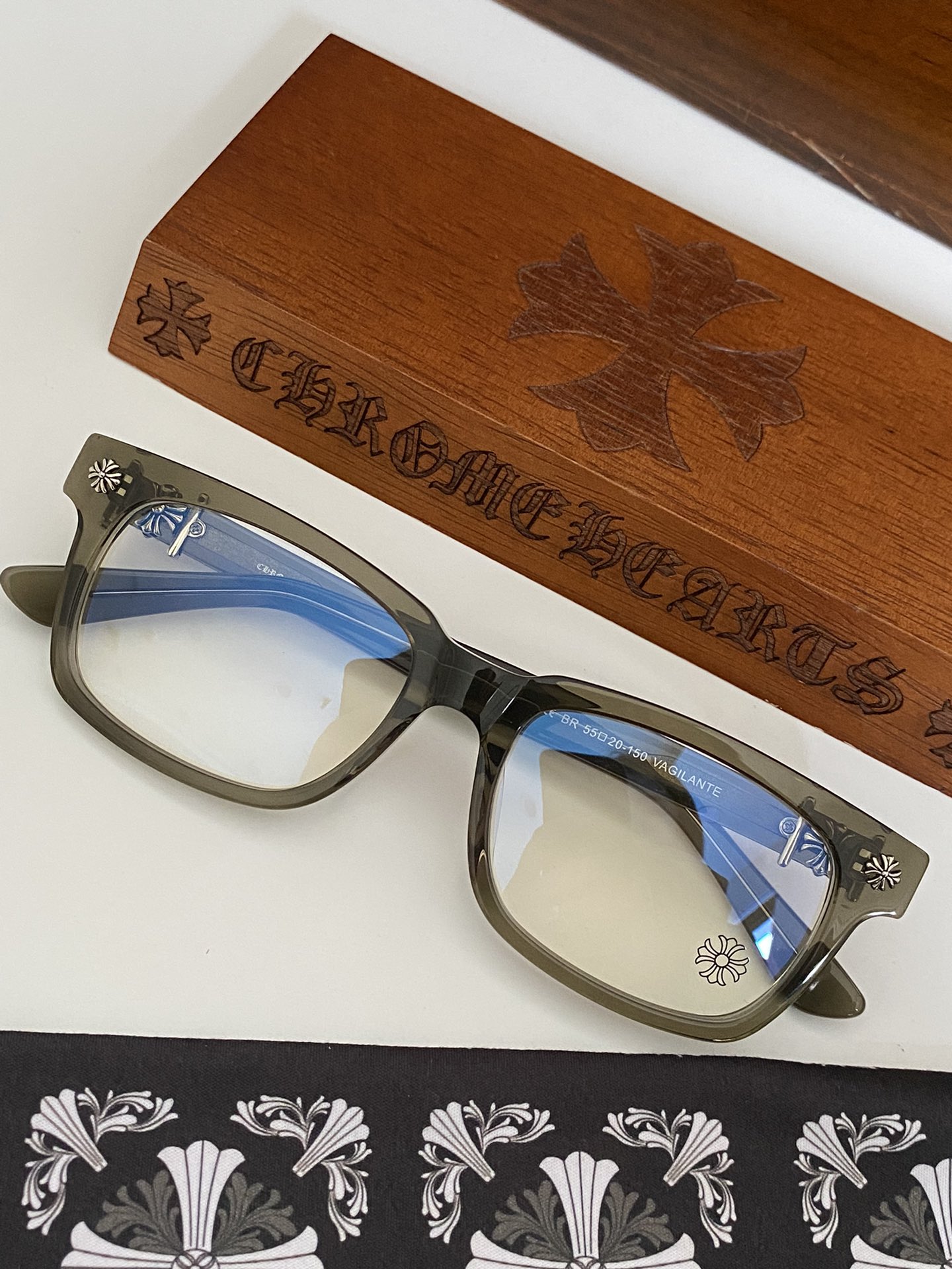 
 茶透色
专柜同步！原版复刻精品
VAGILANTE 
SIZE：55-20-150
