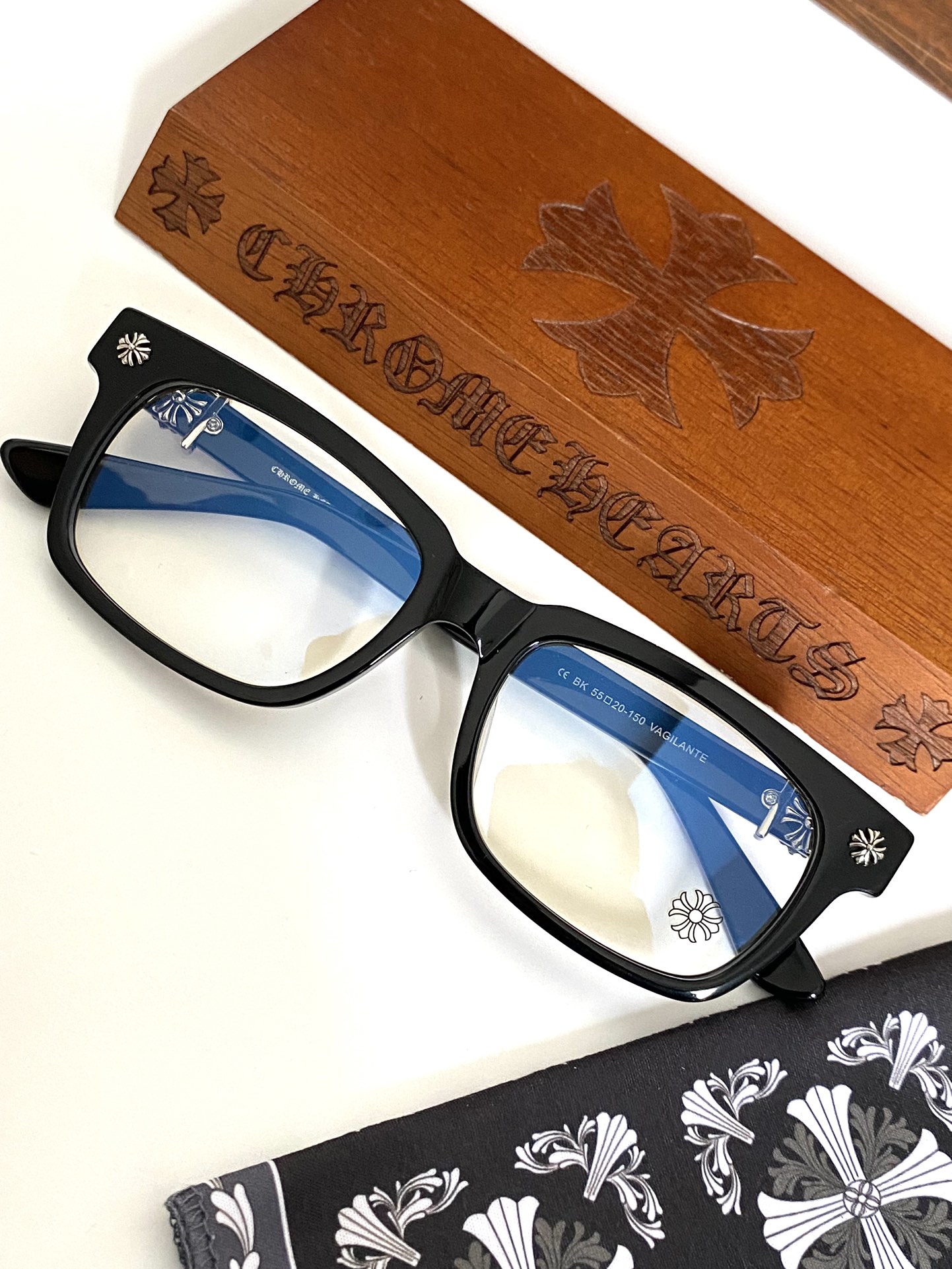  黑银色
专柜同步！原版复刻精品
VAGILANTE 
SIZE：55-20-150
