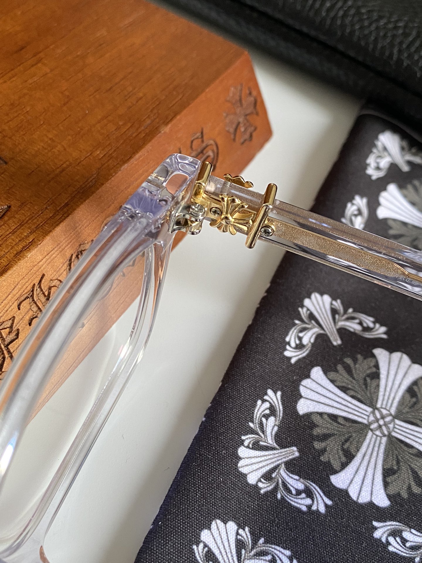  透明金色
专柜同步！原版复刻精品
VAGILANTE 
SIZE：55-20-150
