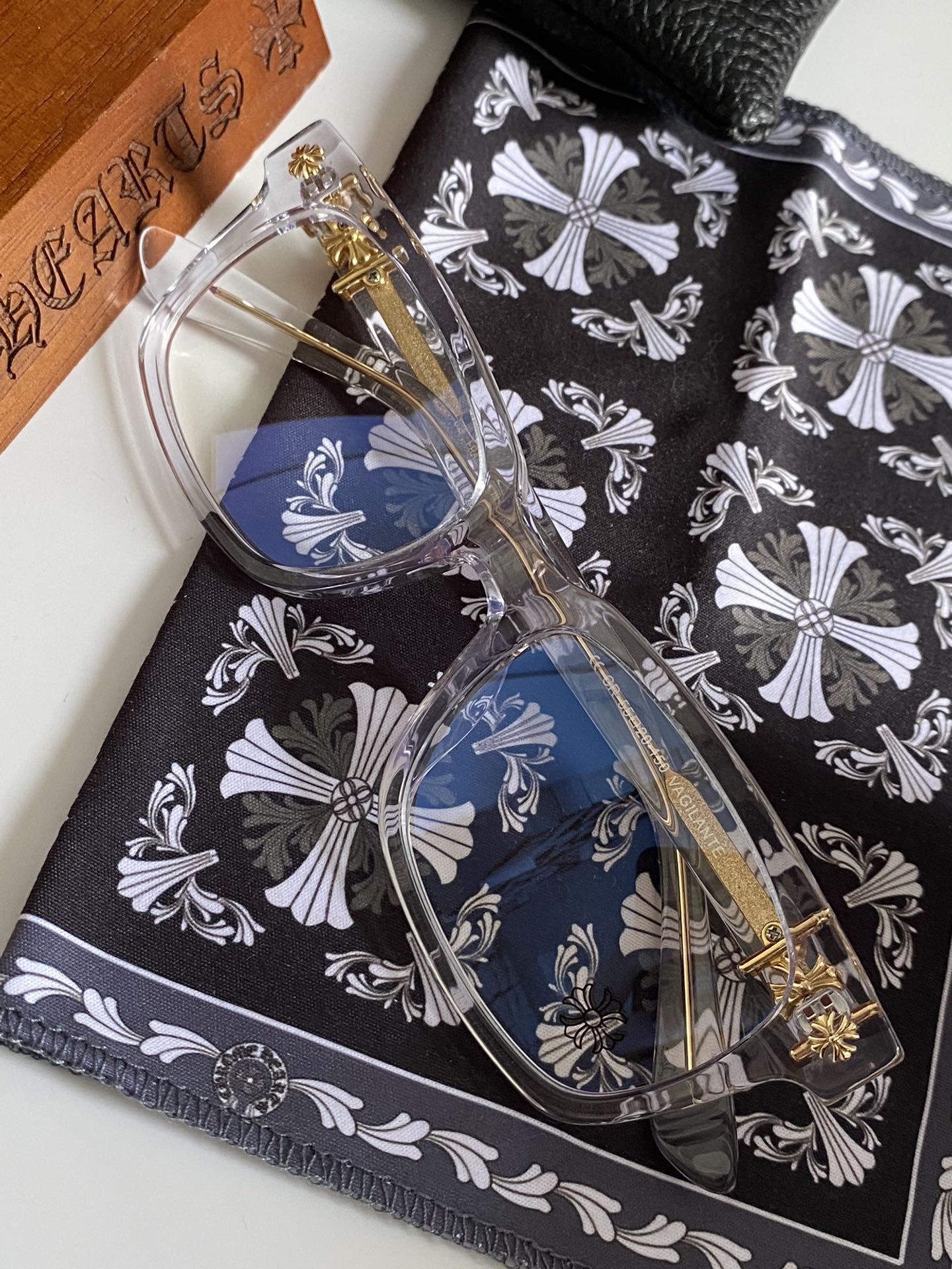  透明金色
专柜同步！原版复刻精品
VAGILANTE 
SIZE：55-20-150
