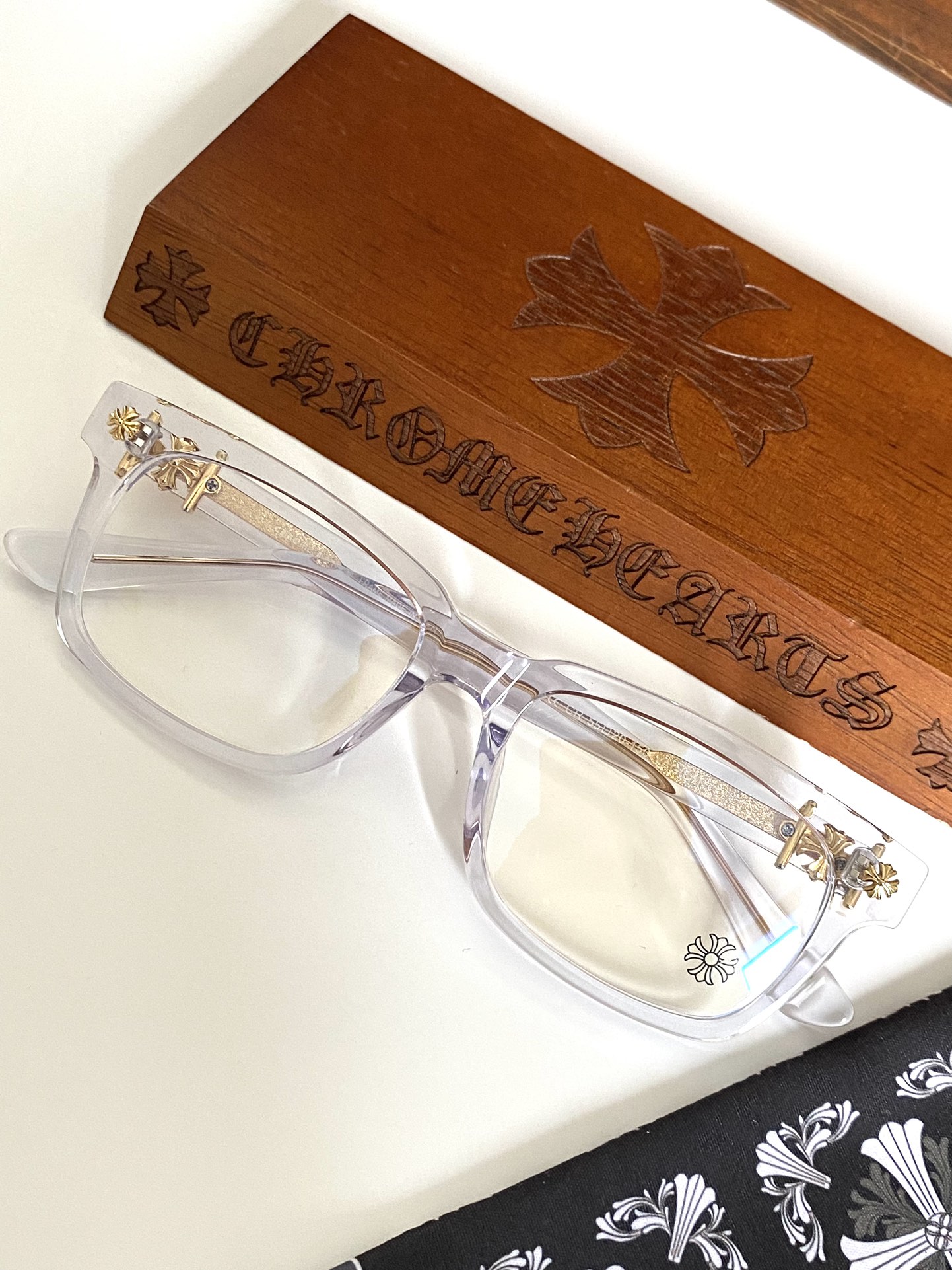 透明金色
专柜同步！原版复刻精品
VAGILANTE 
SIZE：55-20-150

