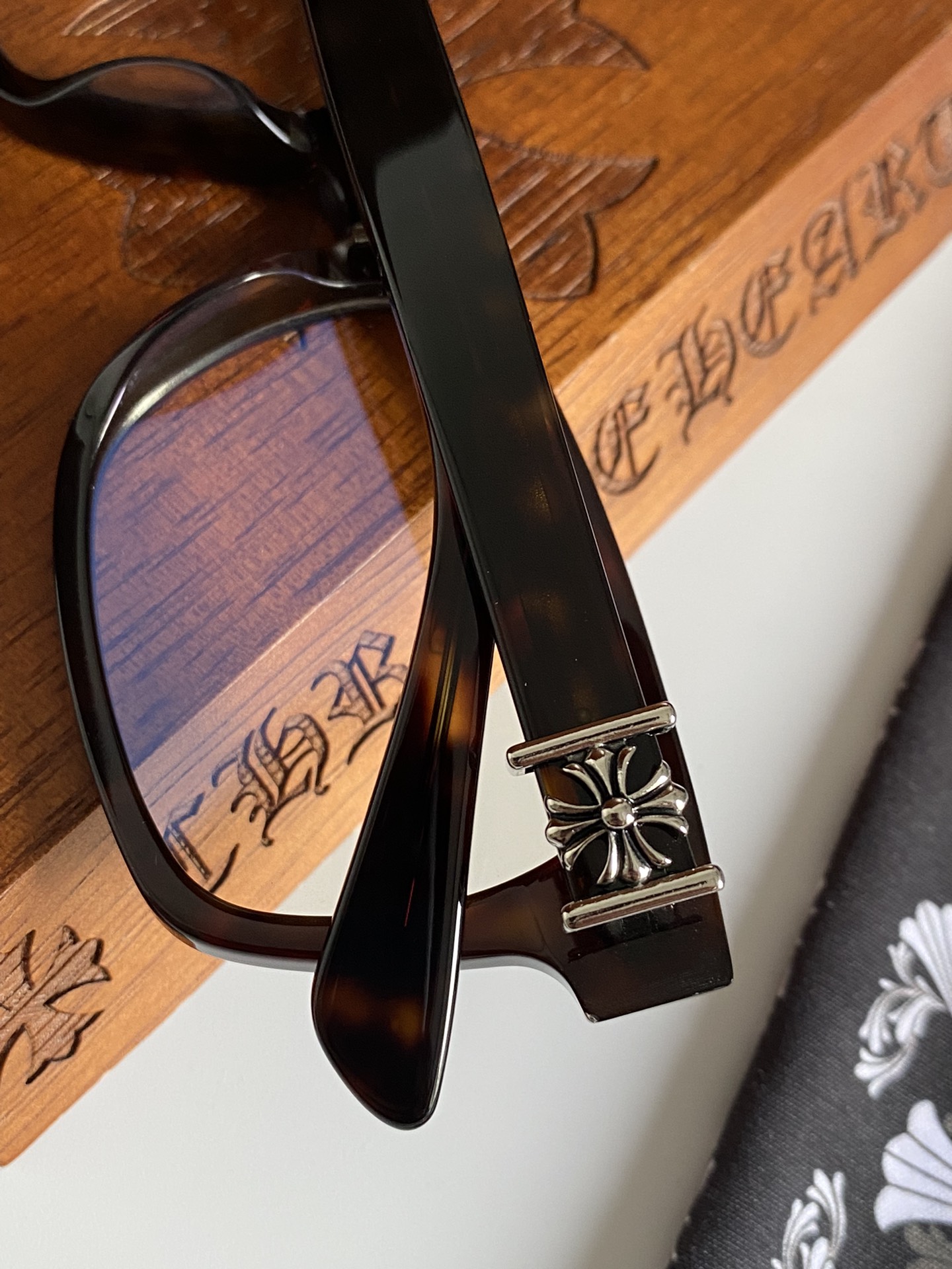  玳瑁色
专柜同步！原版复刻精品
VAGILANTE 
SIZE：55-20-150
