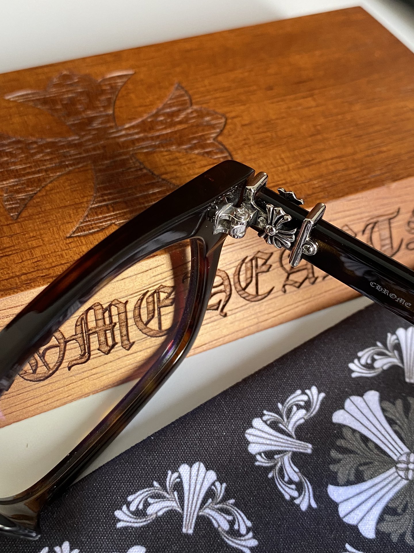  玳瑁色
专柜同步！原版复刻精品
VAGILANTE 
SIZE：55-20-150
