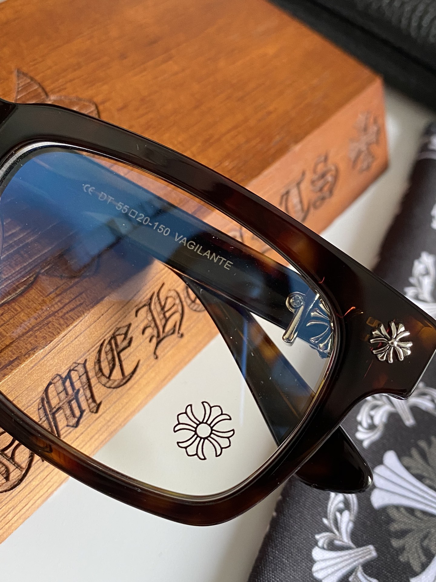  玳瑁色
专柜同步！原版复刻精品
VAGILANTE 
SIZE：55-20-150
