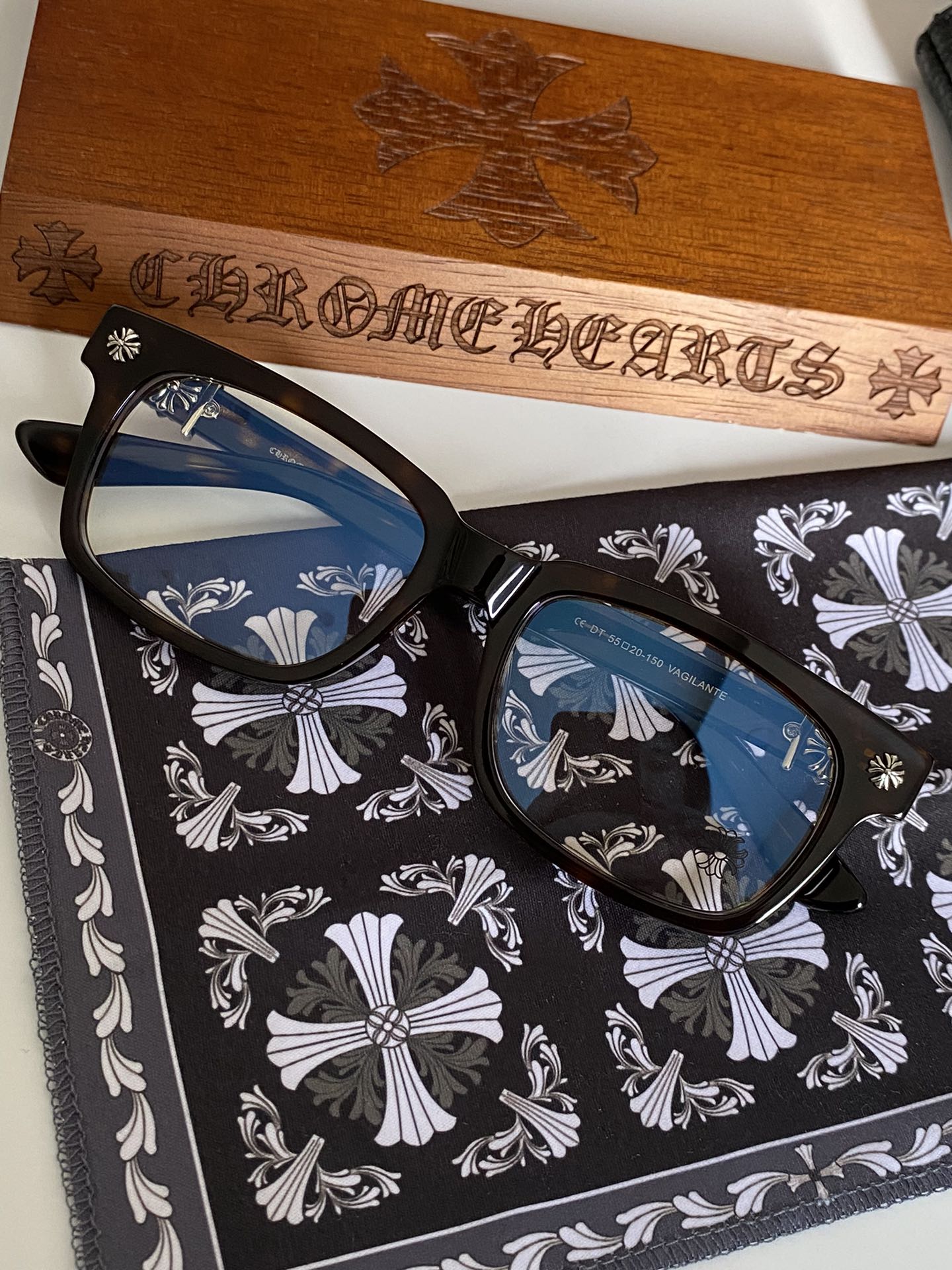  玳瑁色
专柜同步！原版复刻精品
VAGILANTE 
SIZE：55-20-150
