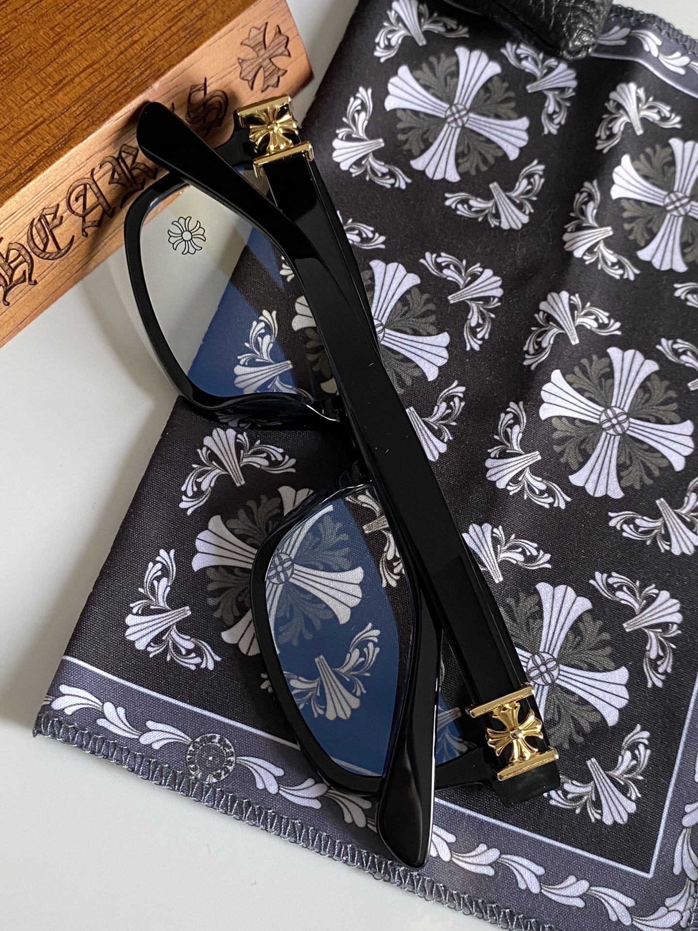  黑金色
专柜同步！原版复刻精品
VAGILANTE 
SIZE：55-20-150
